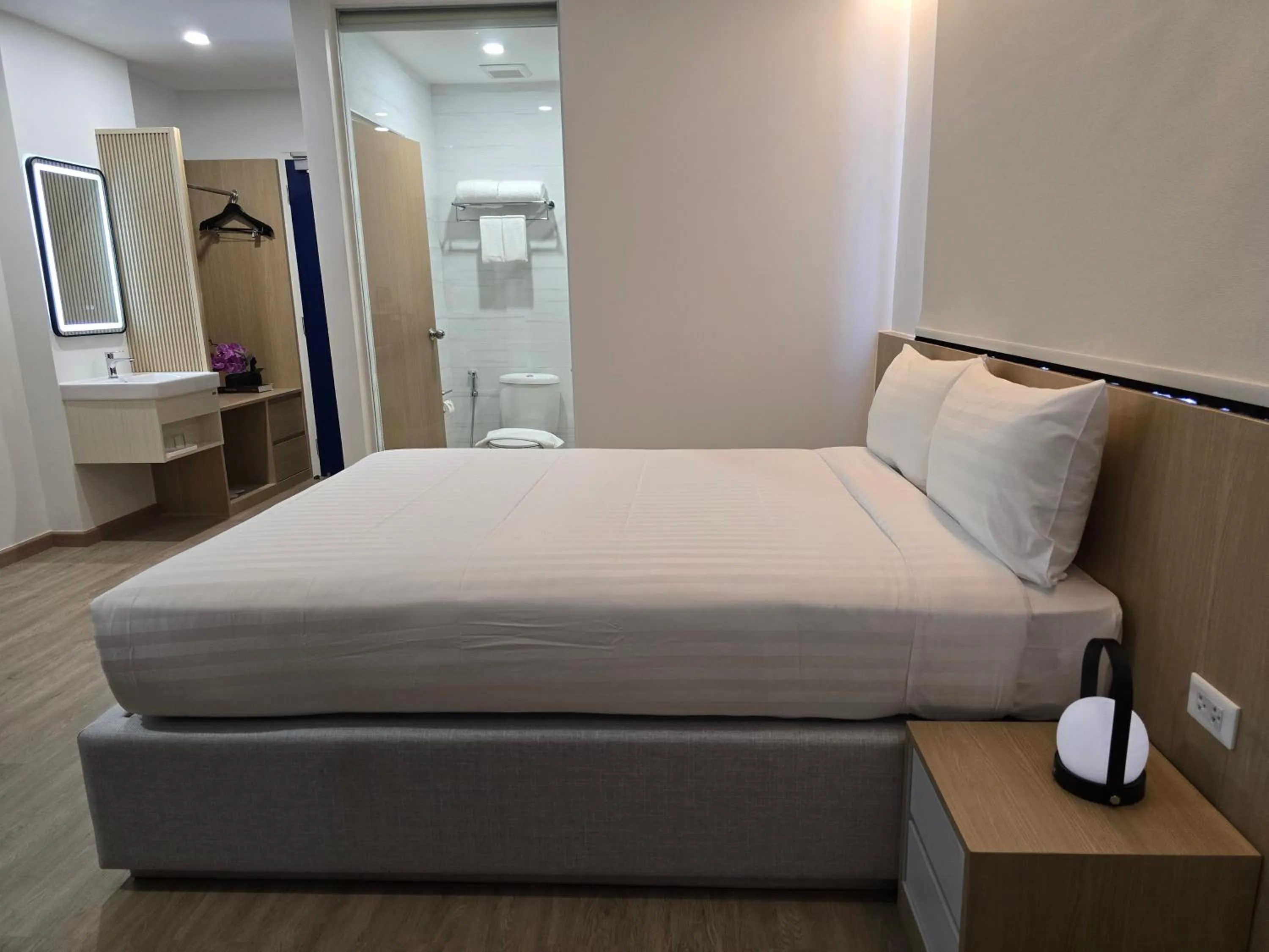 Bedroom, Bed in HOUSE HOTEL Central Pattaya