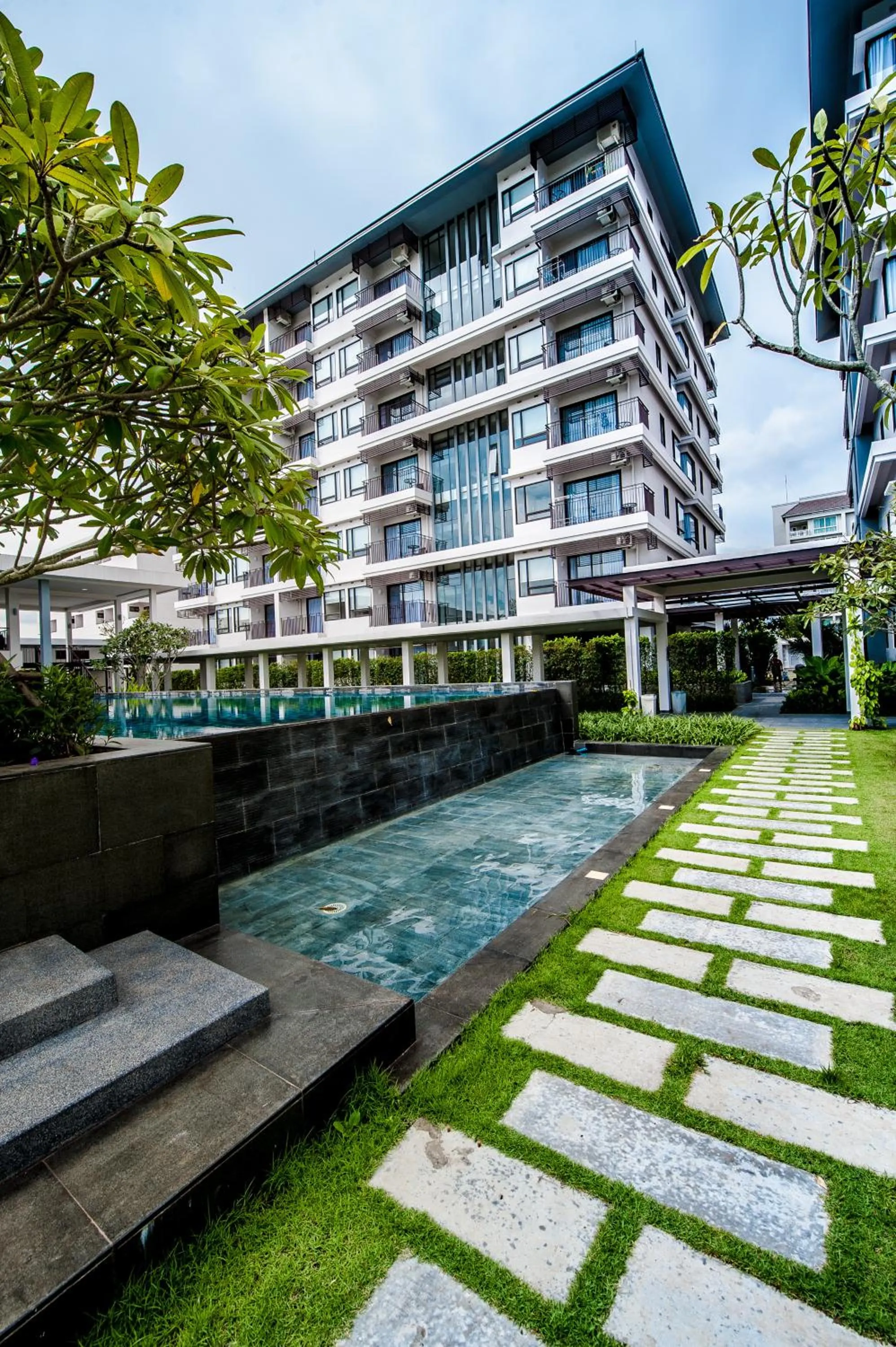 Garden in Burgundy Residence 304