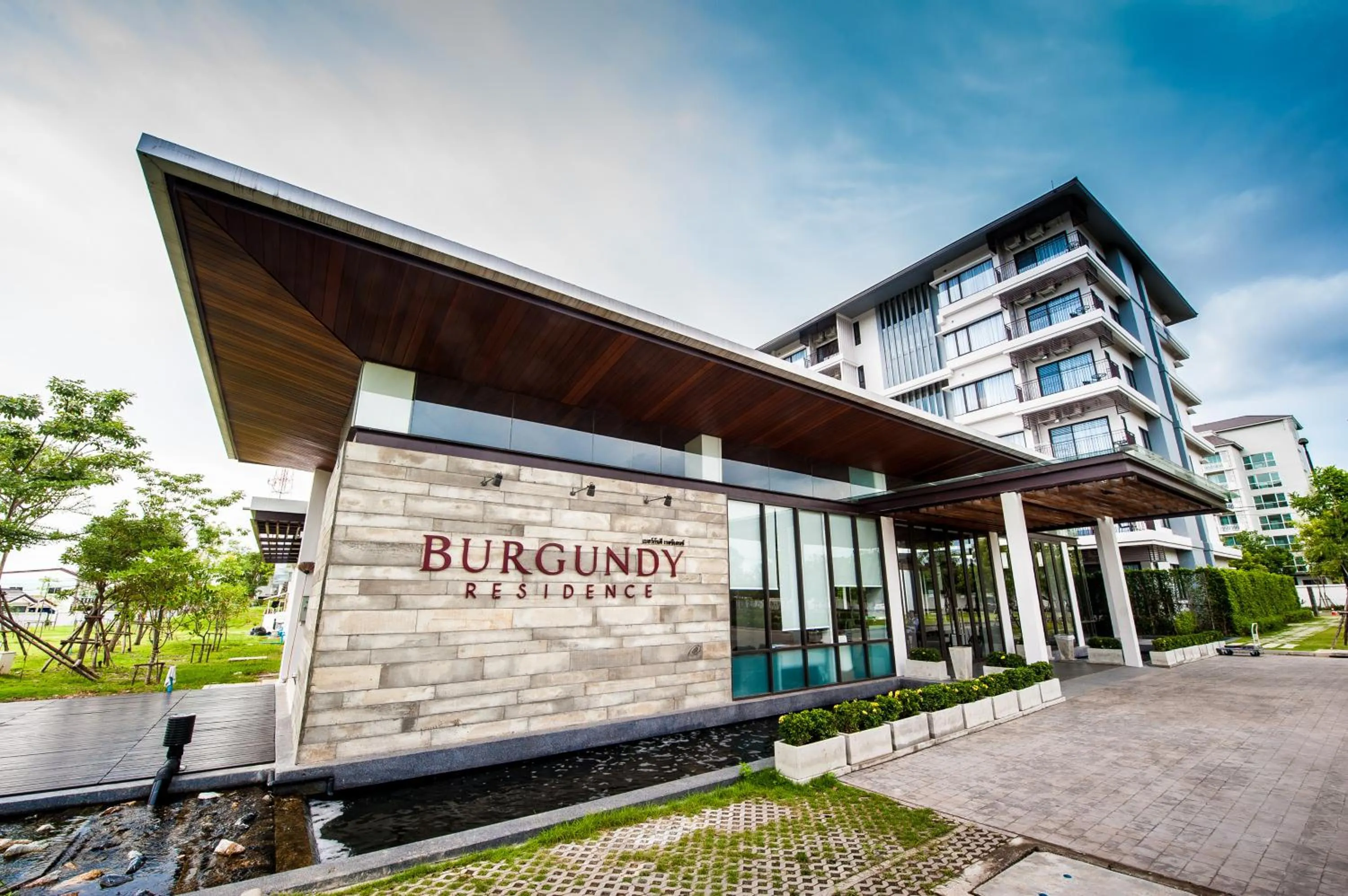 Facade/entrance in Burgundy Residence 304