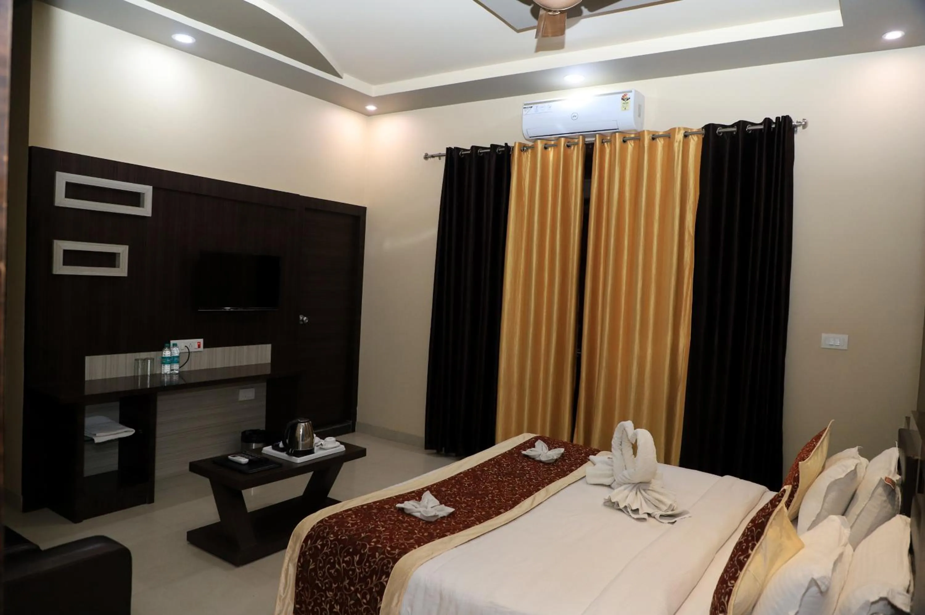 Bed in Hotel Pushkar Legacy