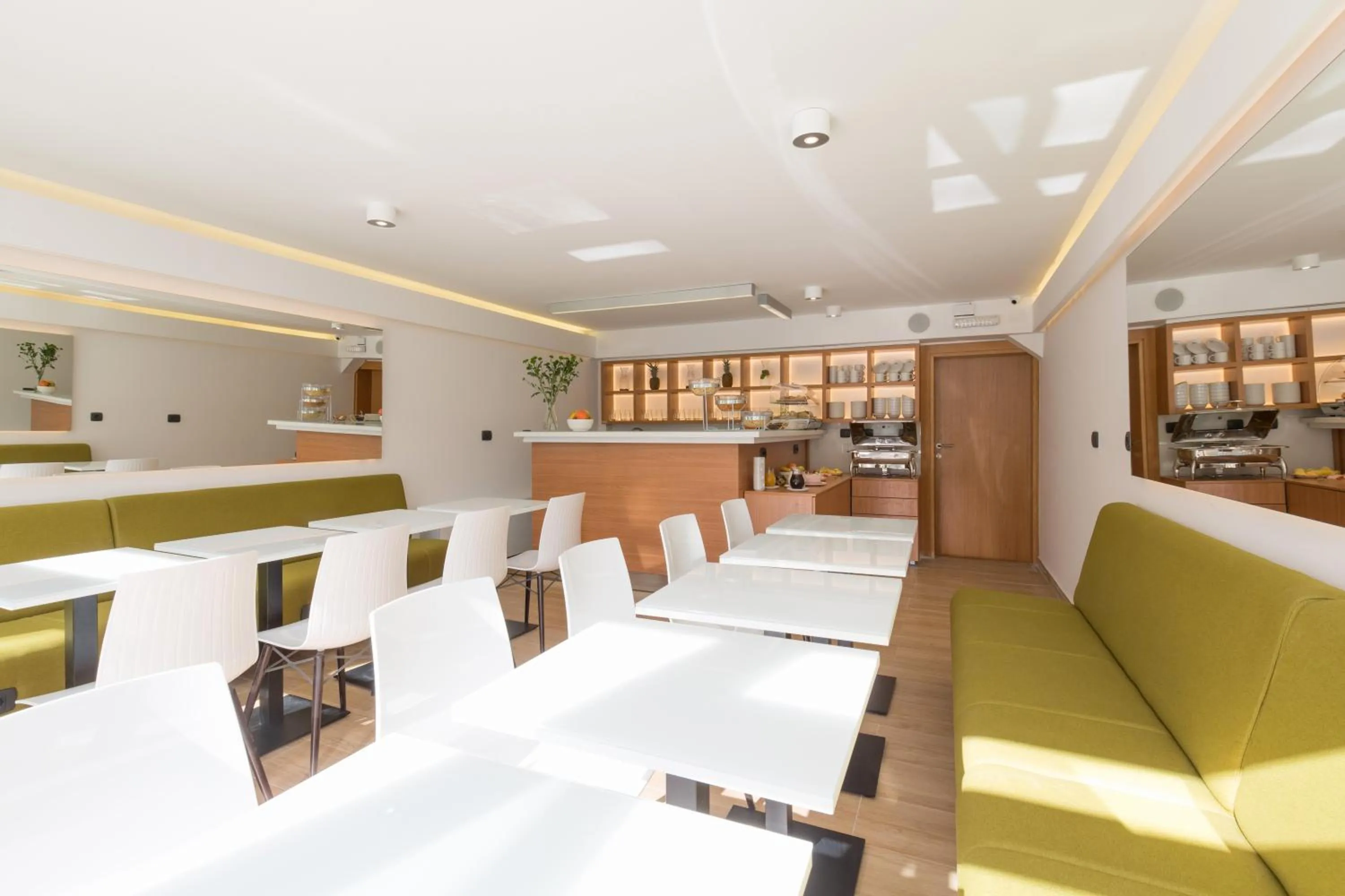 Communal kitchen in Hotel TESLA - Smart Stay Garni