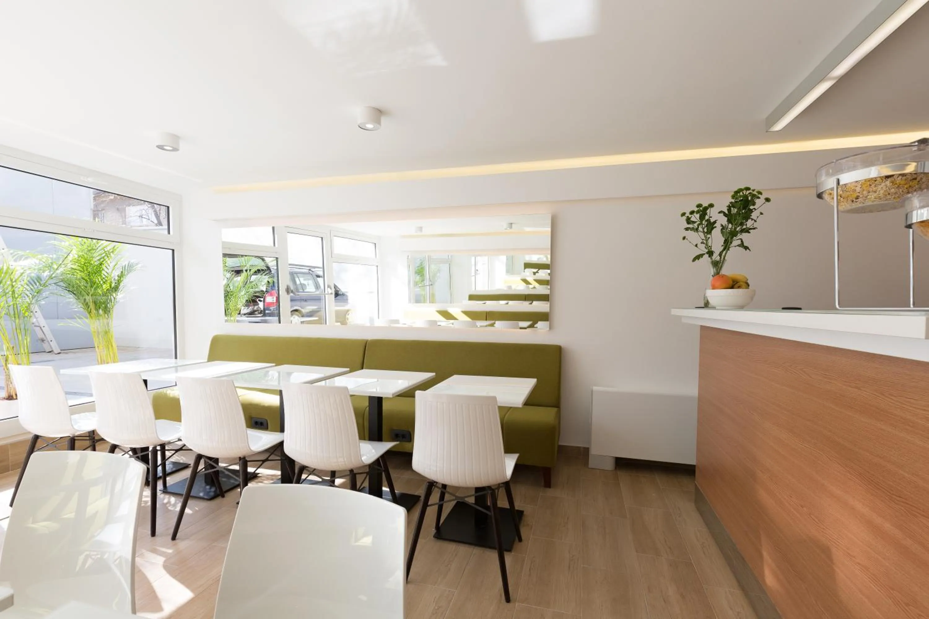 Restaurant/places to eat in Hotel TESLA - Smart Stay Garni