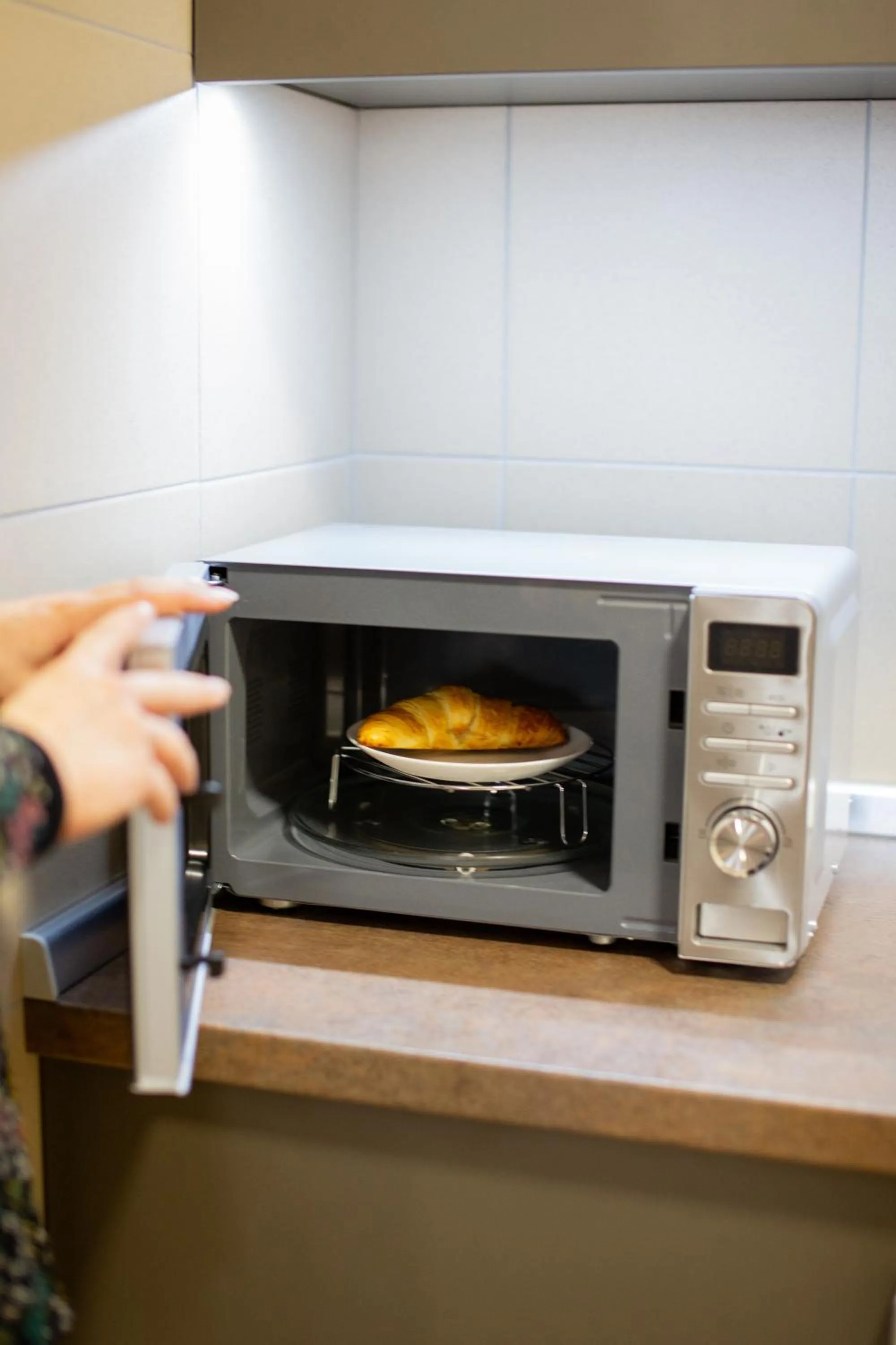 Kitchen or kitchenette in Hotel TESLA - Smart Stay Garni