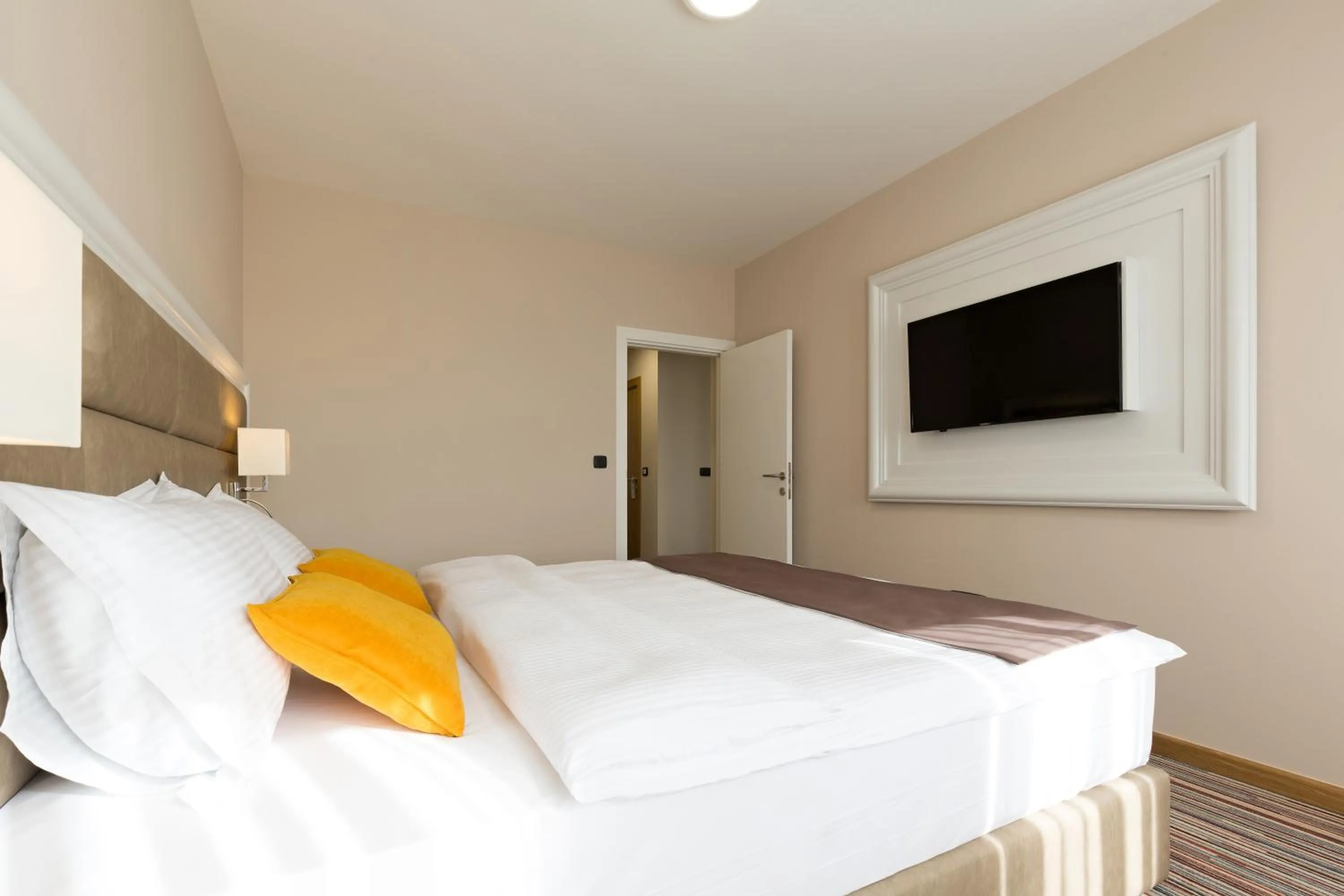 Bed in Hotel TESLA - Smart Stay Garni