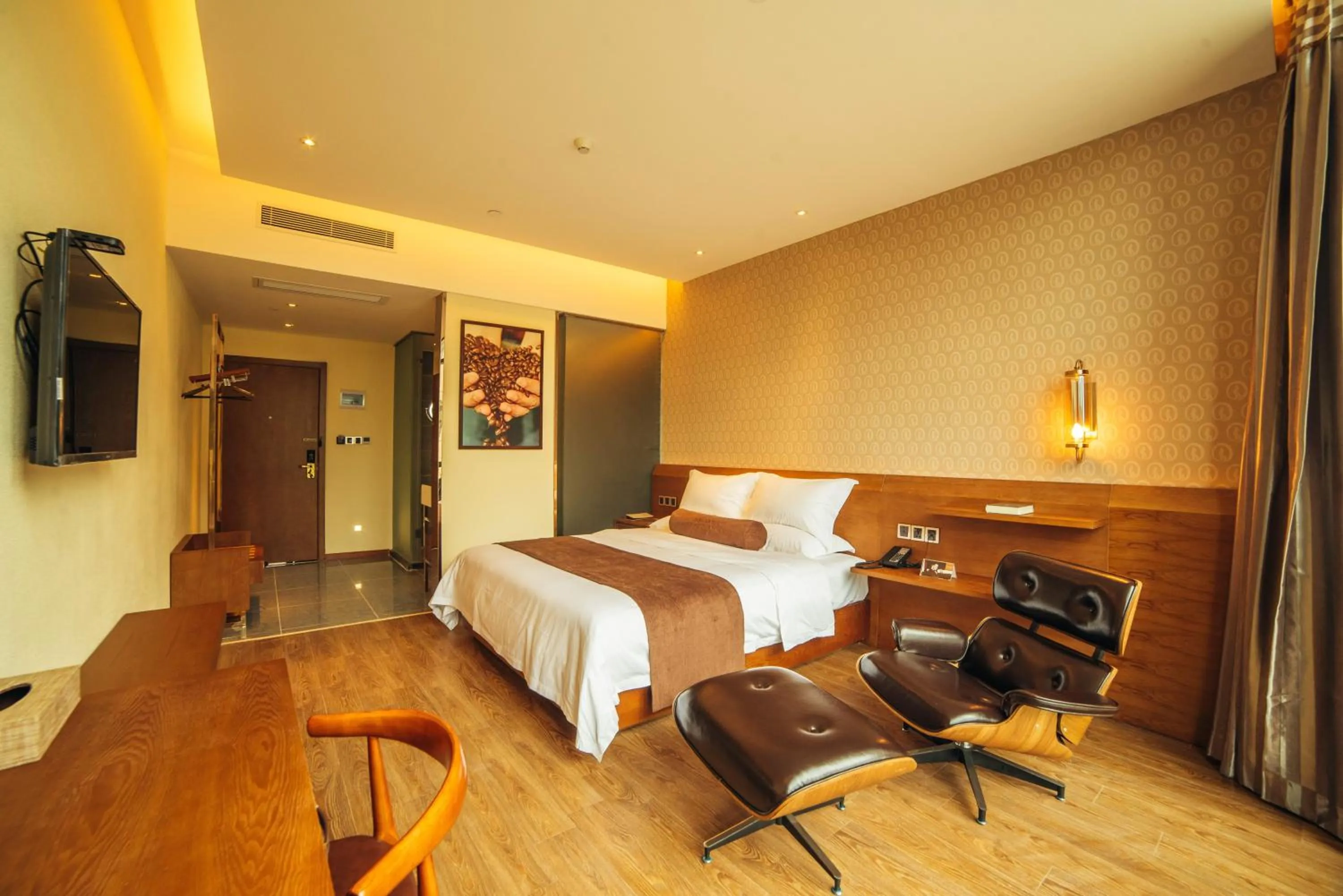 Photo of the whole room, Bed in James Joyce Hotel Zhuhai Hengqin Chimelong