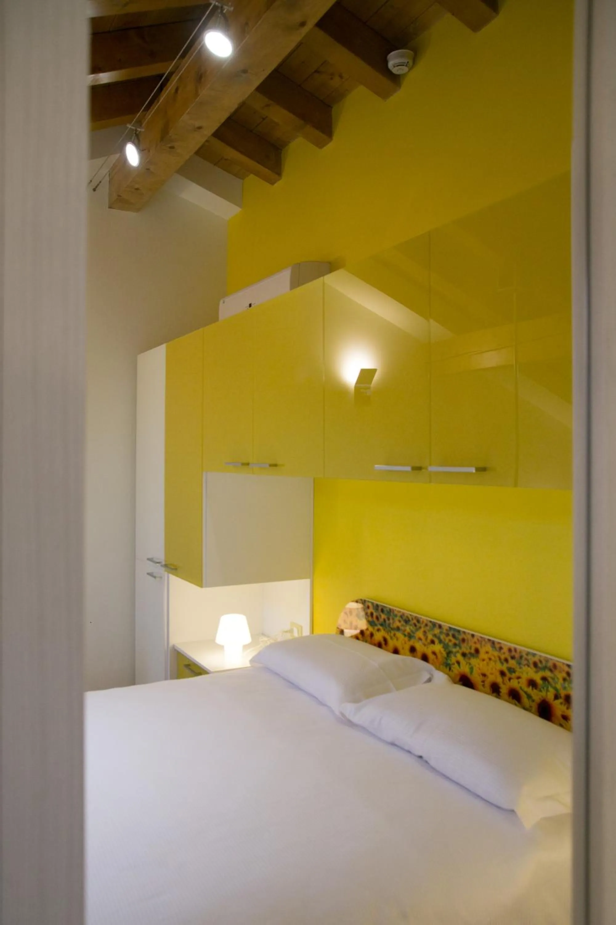 Bed in VERSOVERDE HOTEL Alzaia Naviglio Grande