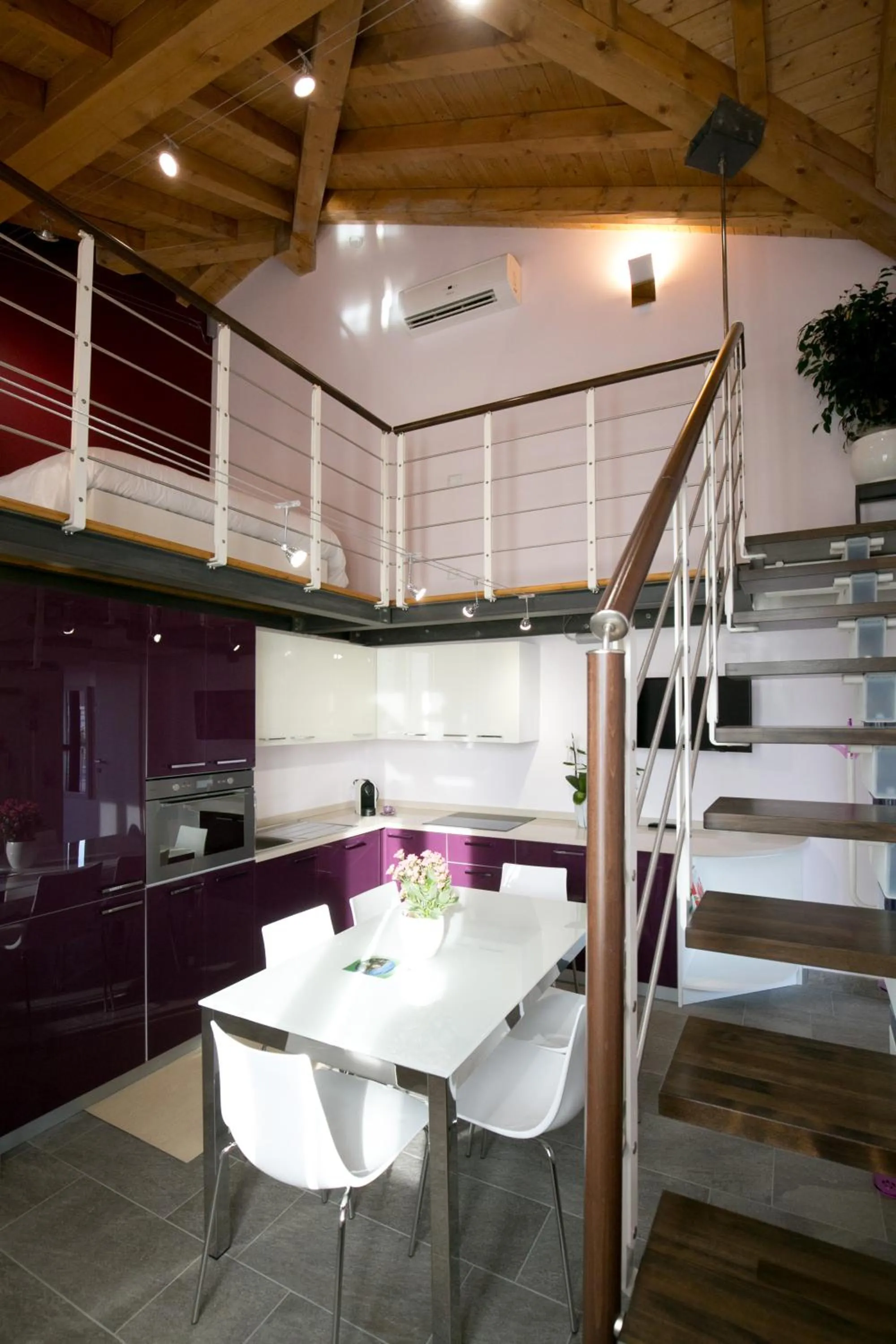 TV and multimedia in VERSOVERDE HOTEL Alzaia Naviglio Grande