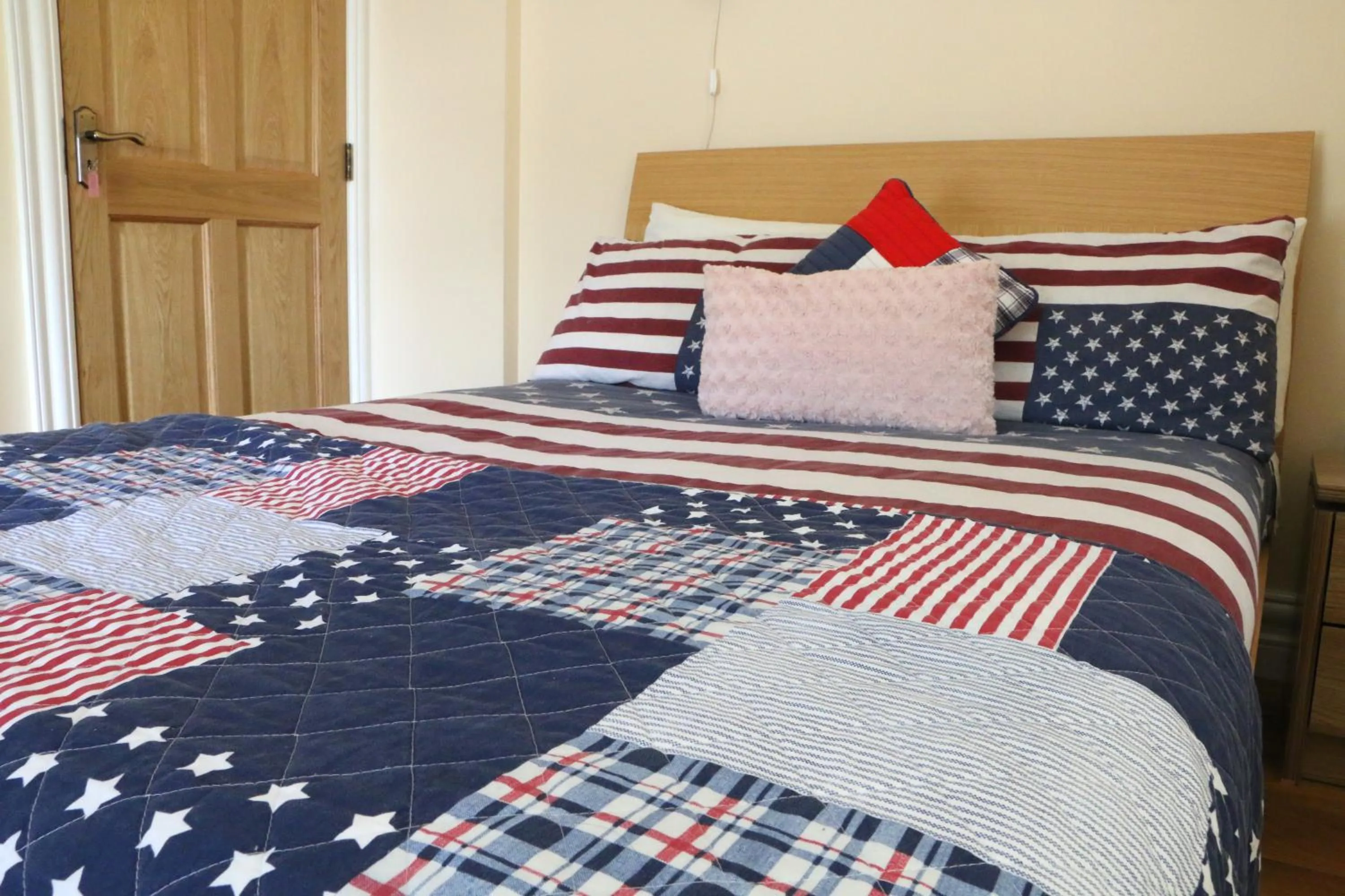 Bed in Emy Lakehouse - near Castle Leslie, Glaslough