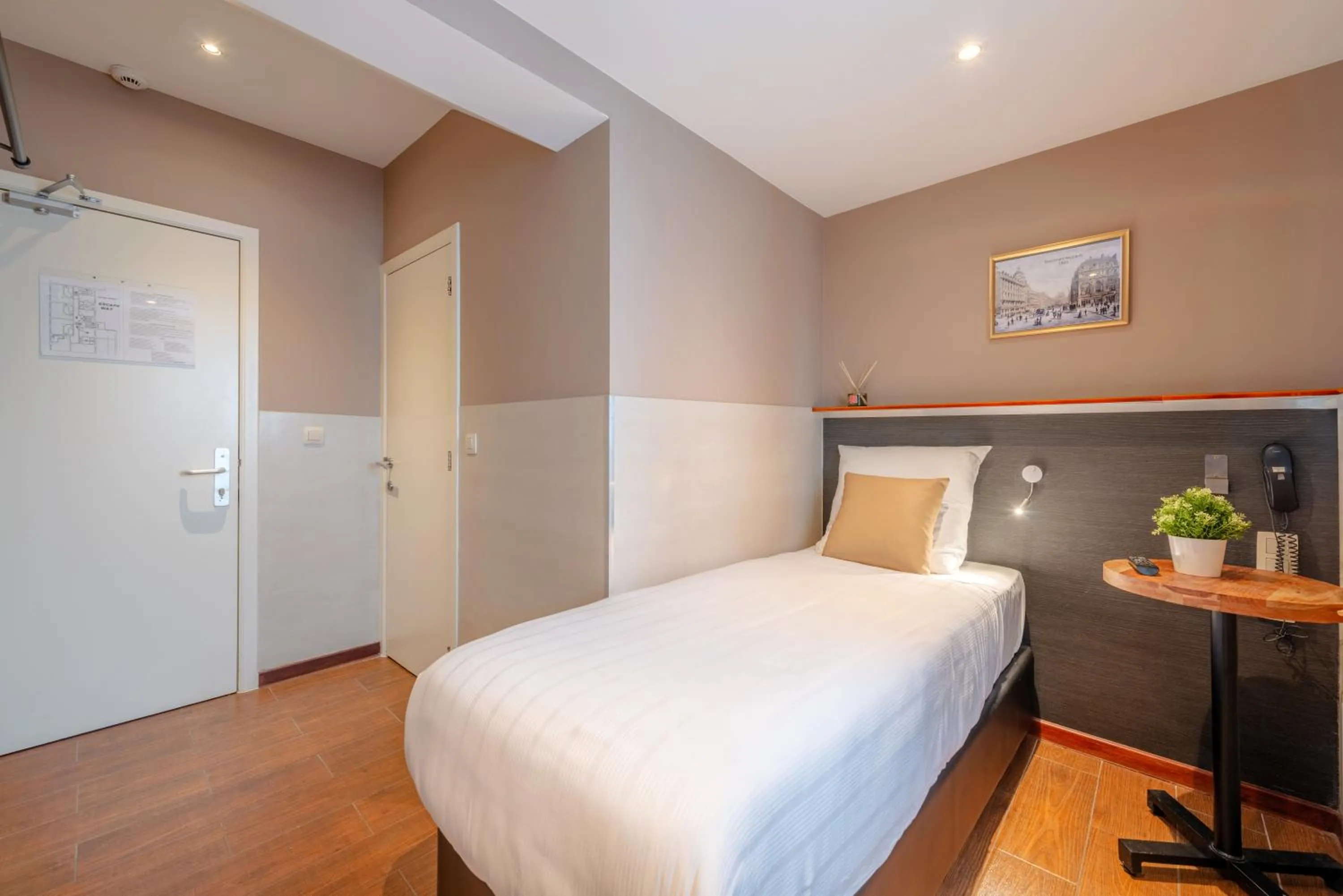 Photo of the whole room, Bed in Hotel Barry