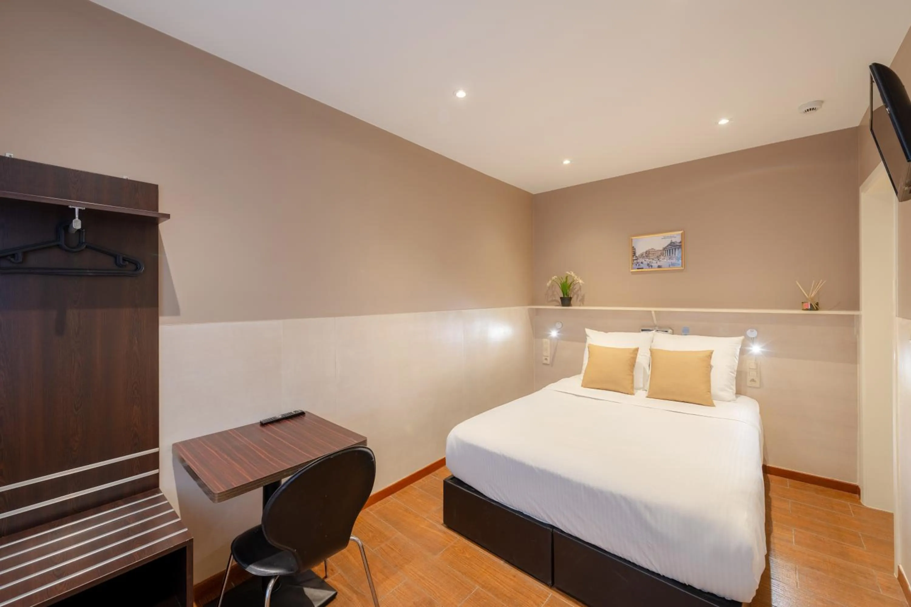 Photo of the whole room, Bed in Hotel Barry