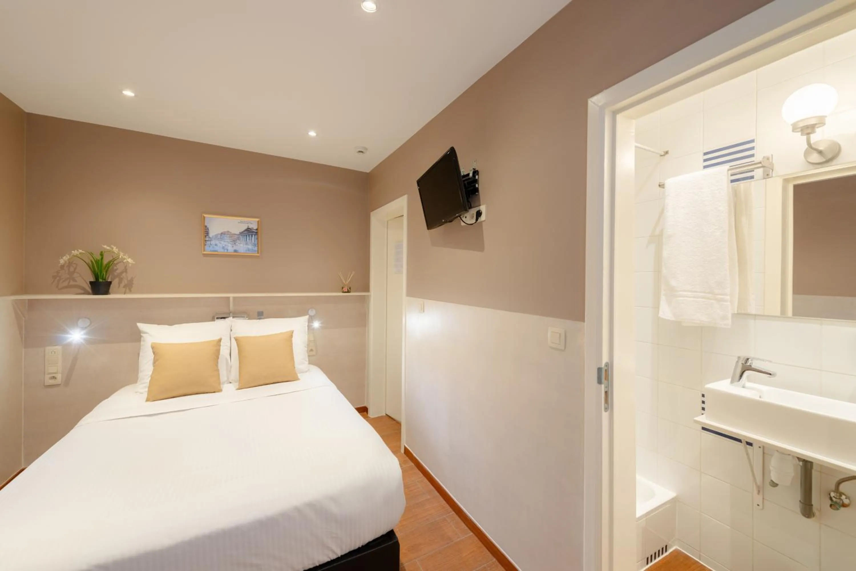 Photo of the whole room, Bed in Hotel Barry