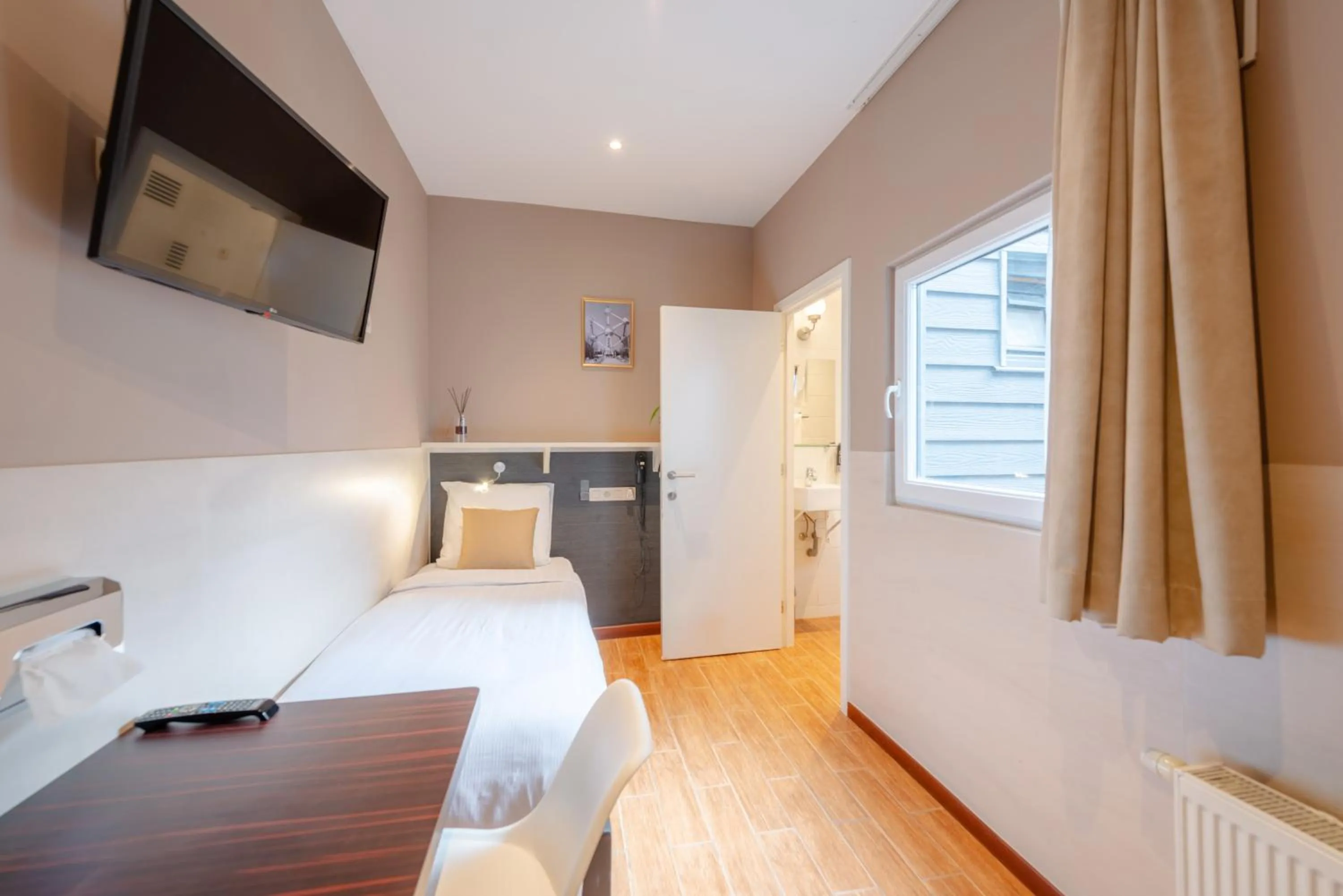 Photo of the whole room, Bed in Hotel Barry