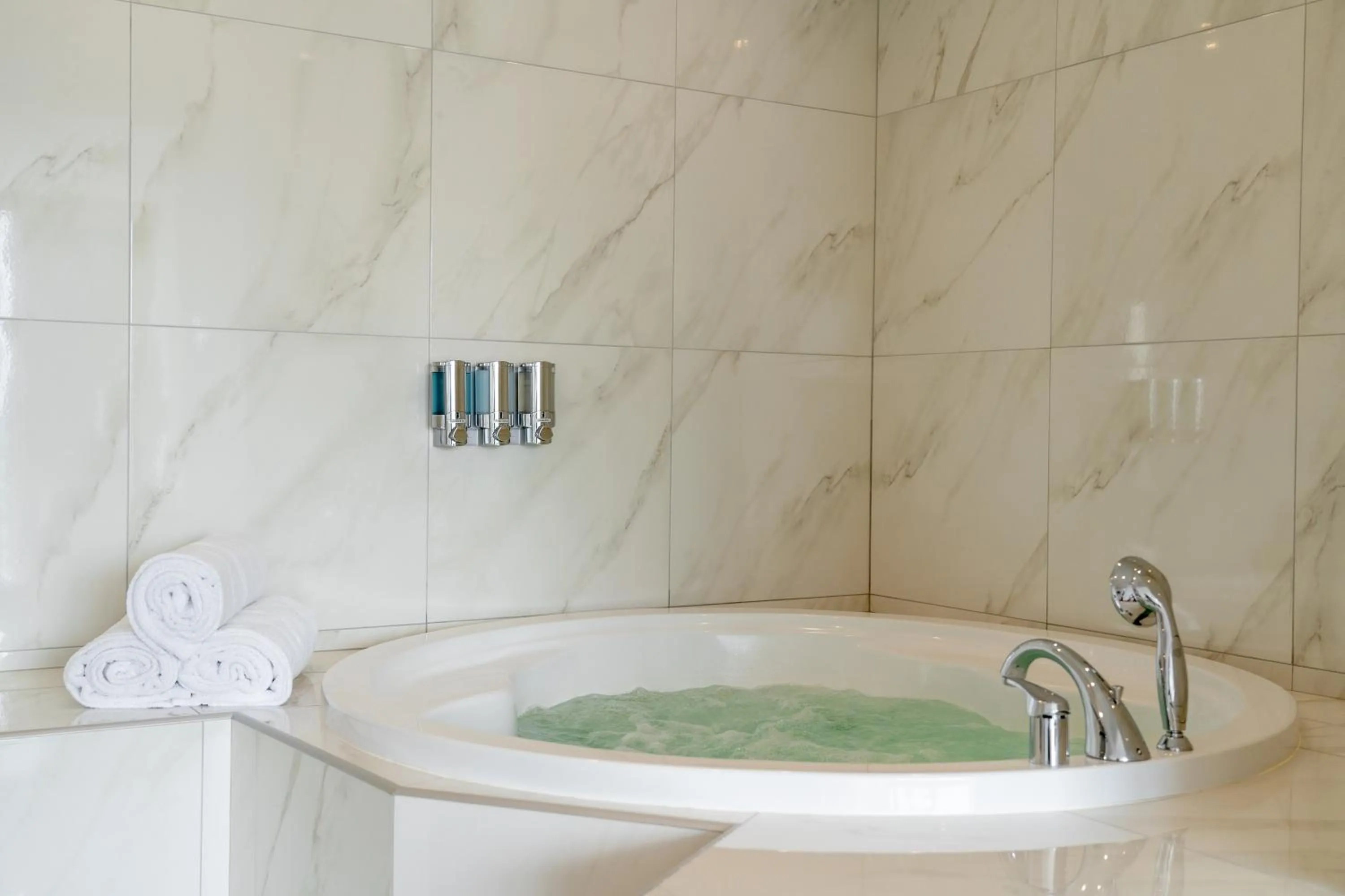 Hot Tub in Jose Antonio Deluxe