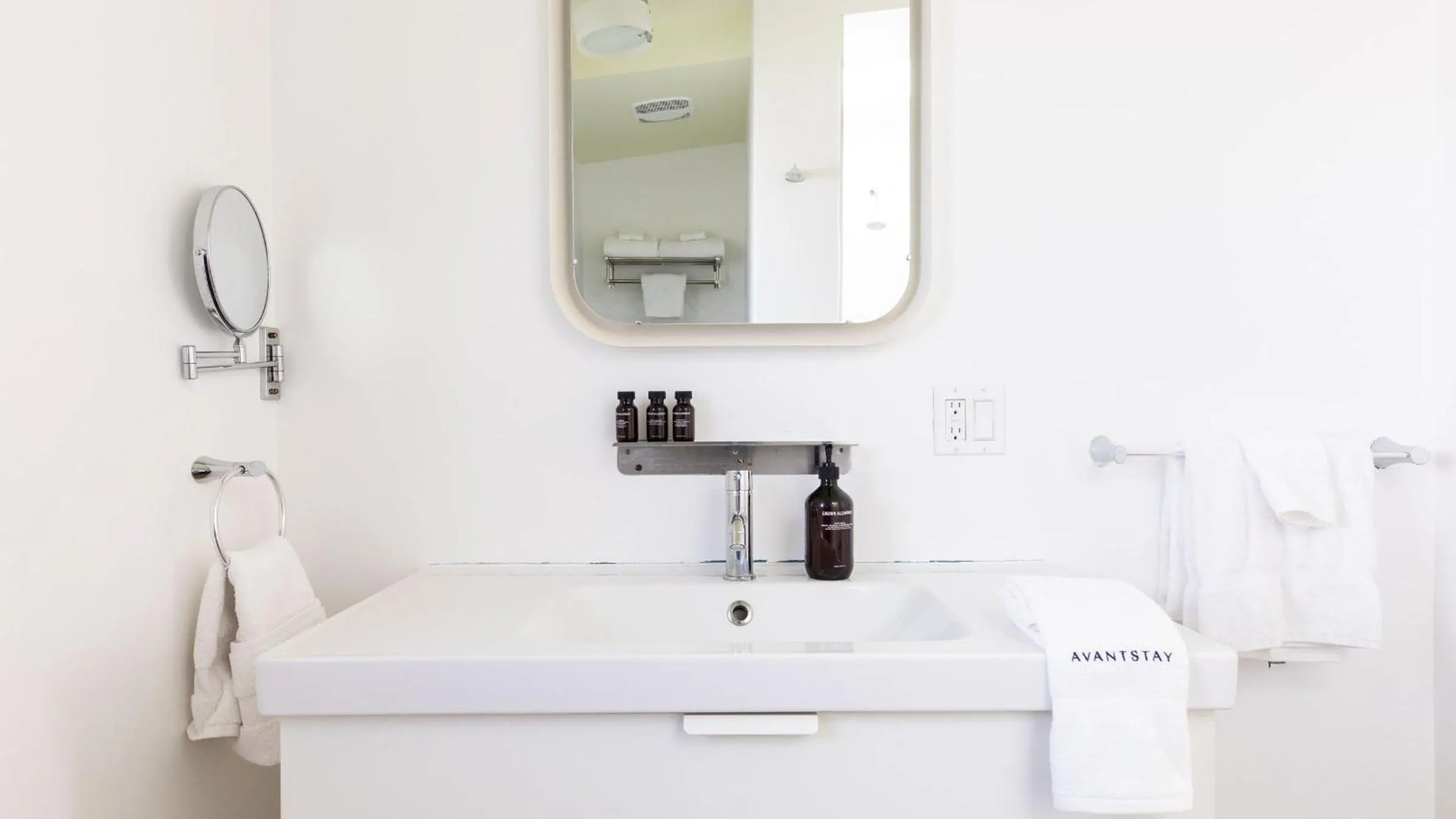 Other in The Wesley by AvantStay Mid-Century Modern Oasis with Pool