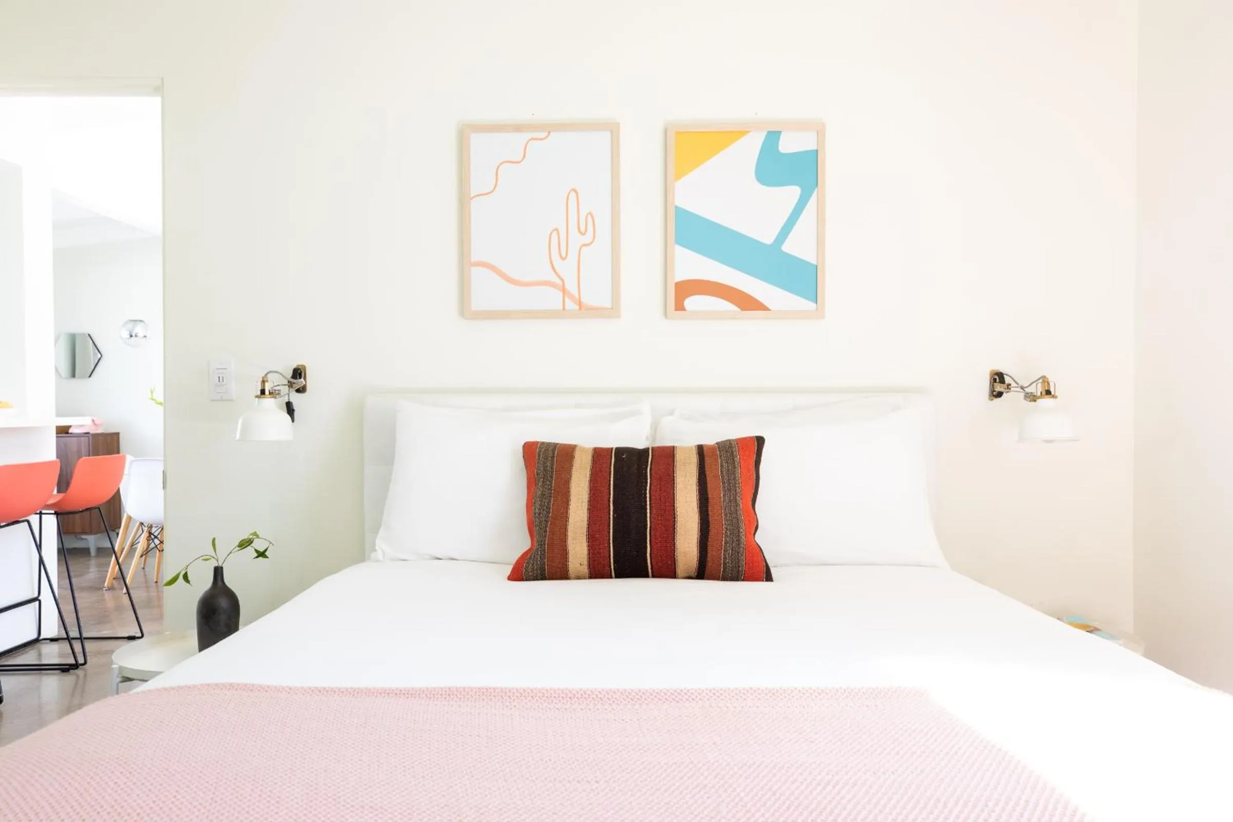 Bed in The Wesley by AvantStay Mid-Century Modern Oasis with Pool