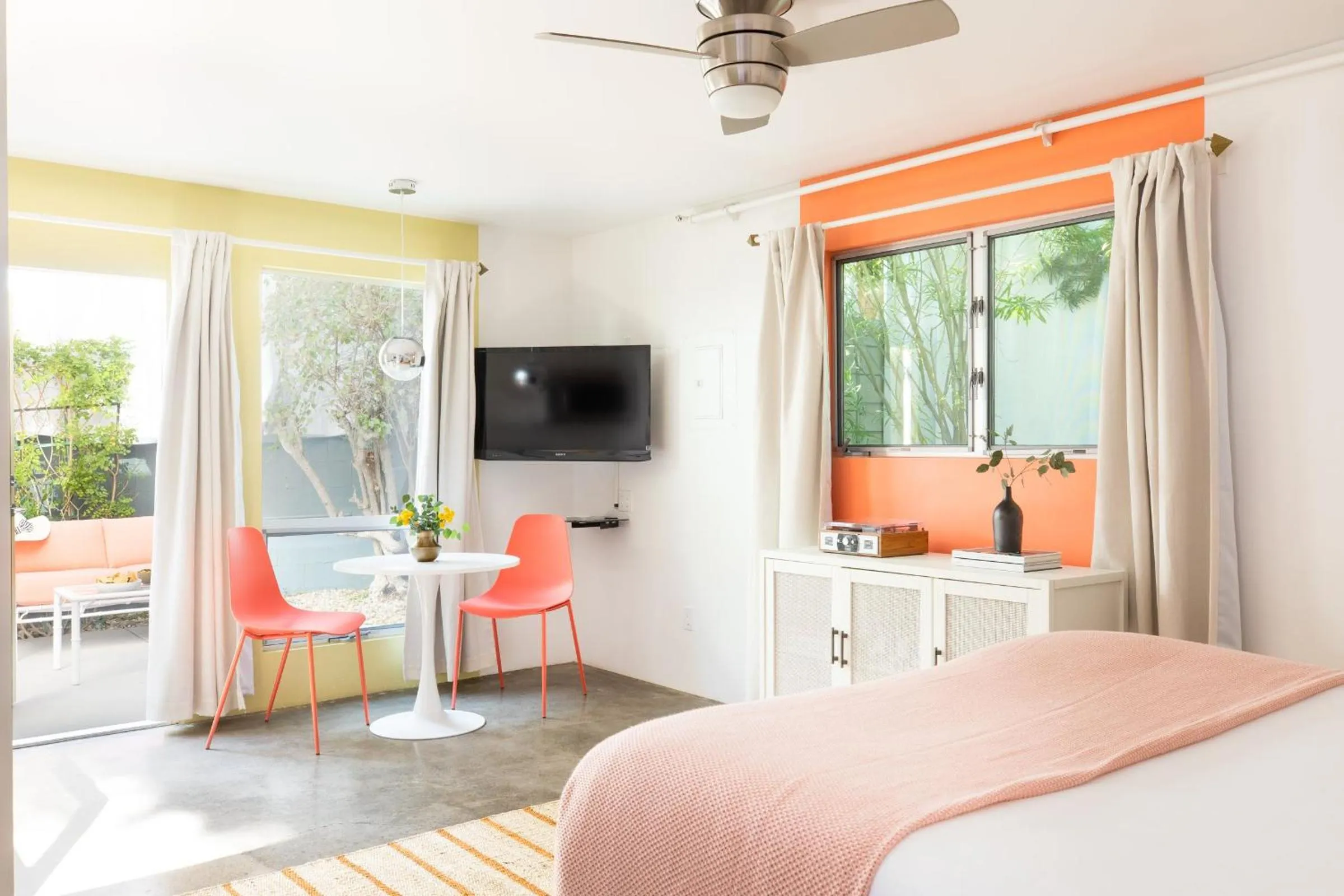 Bed in The Wesley by AvantStay Mid-Century Modern Oasis with Pool