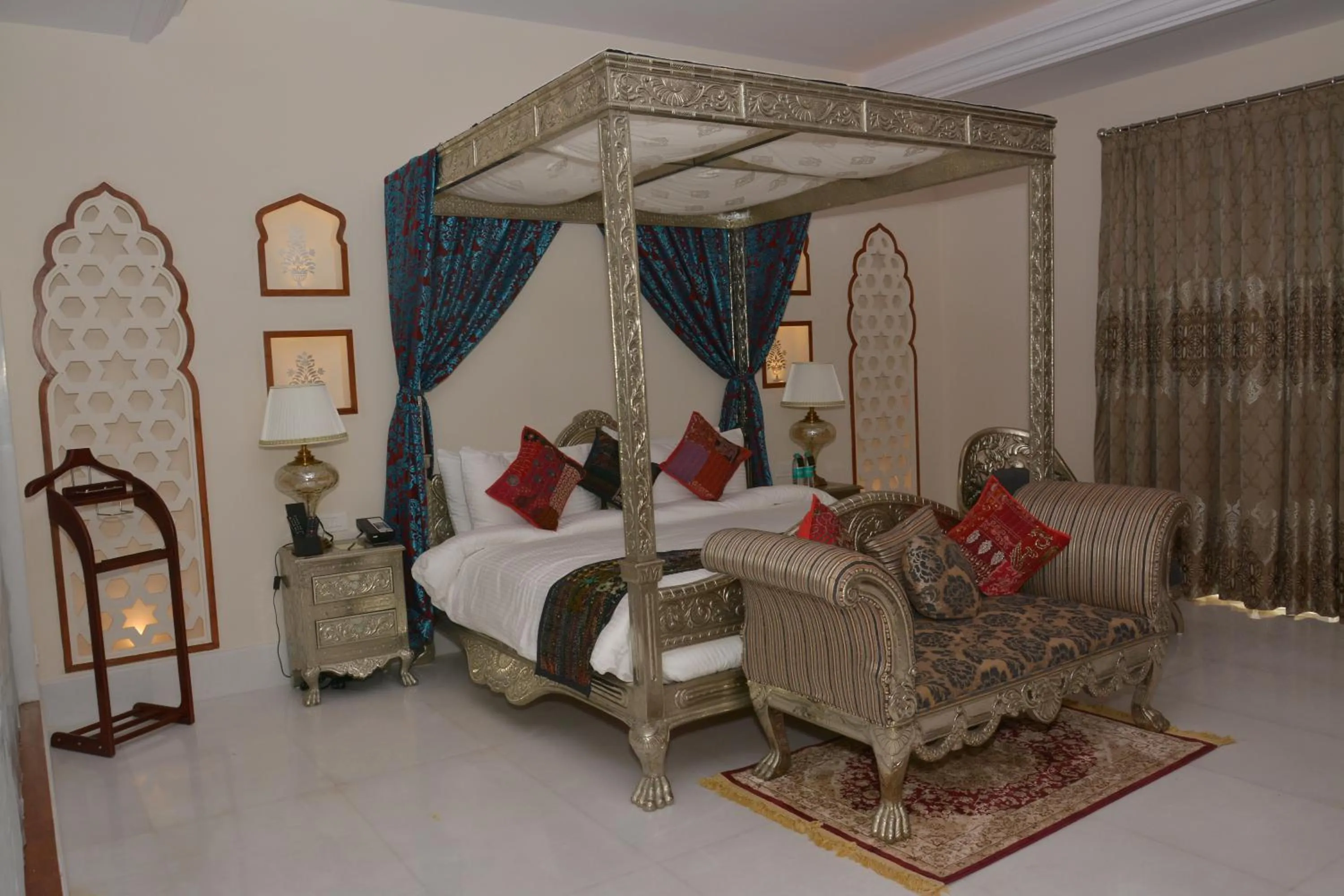 Bed in Indana Palace Jaipur