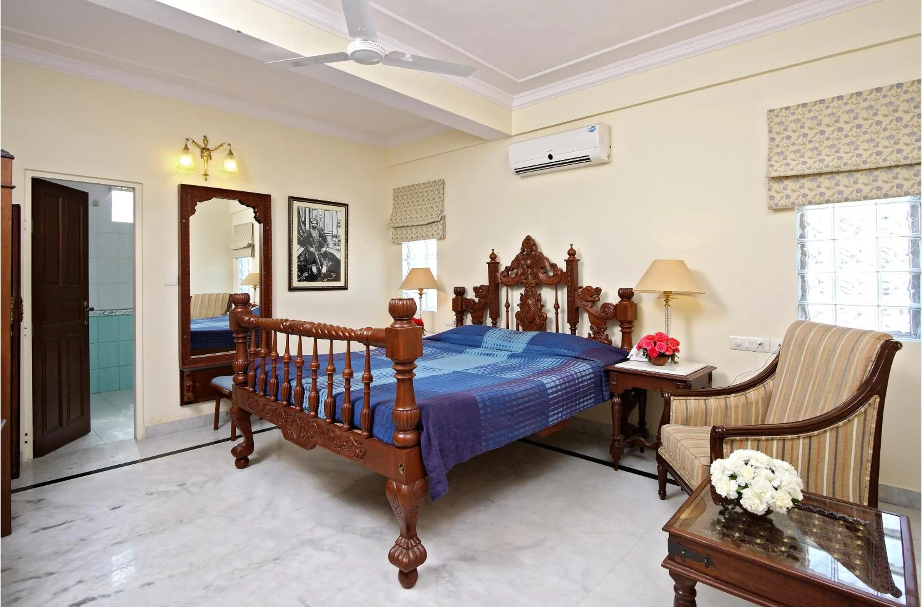 Photo of the whole room, Bed in Mandawa Haveli