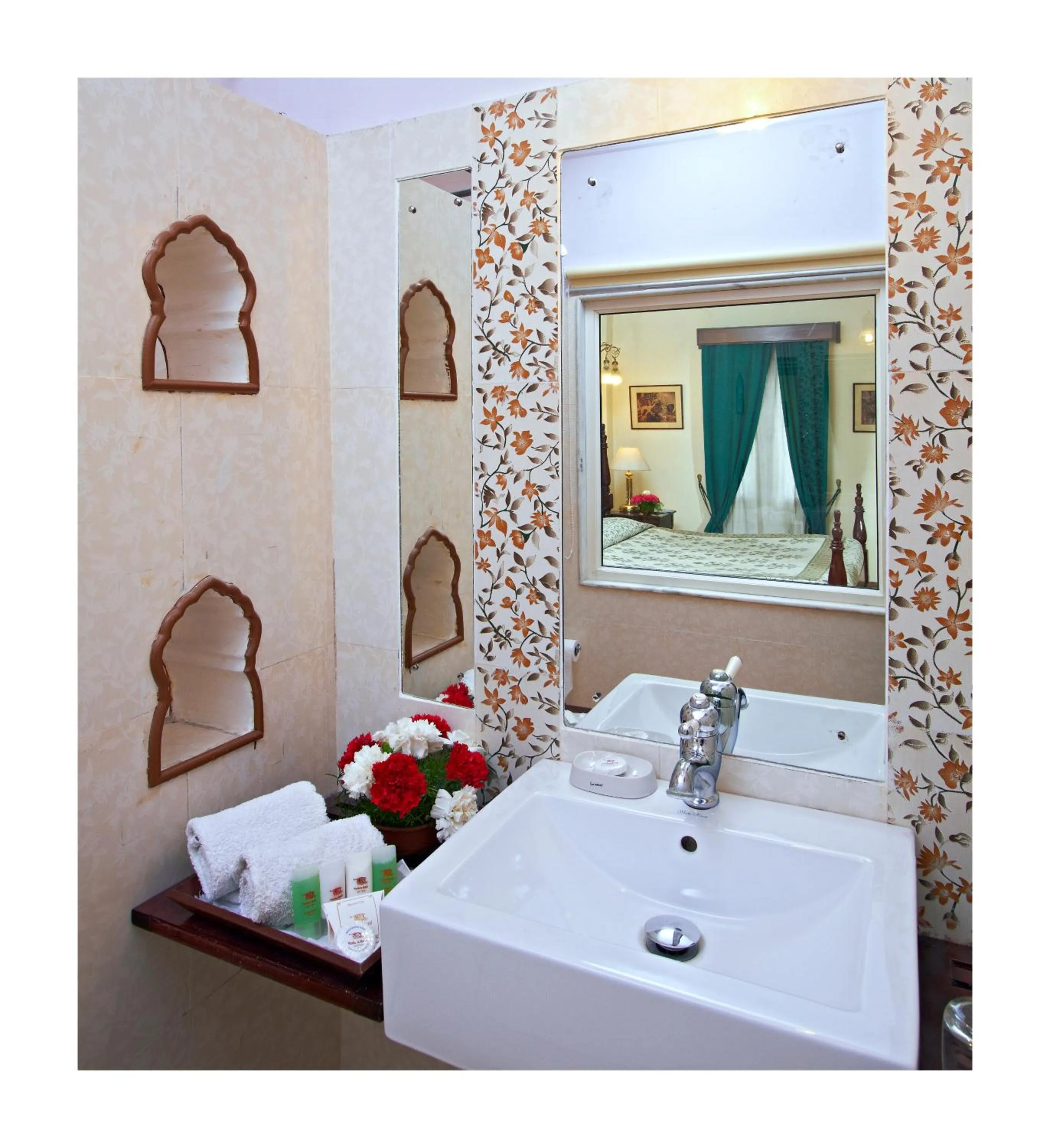 Bathroom, Bed in Mandawa Haveli