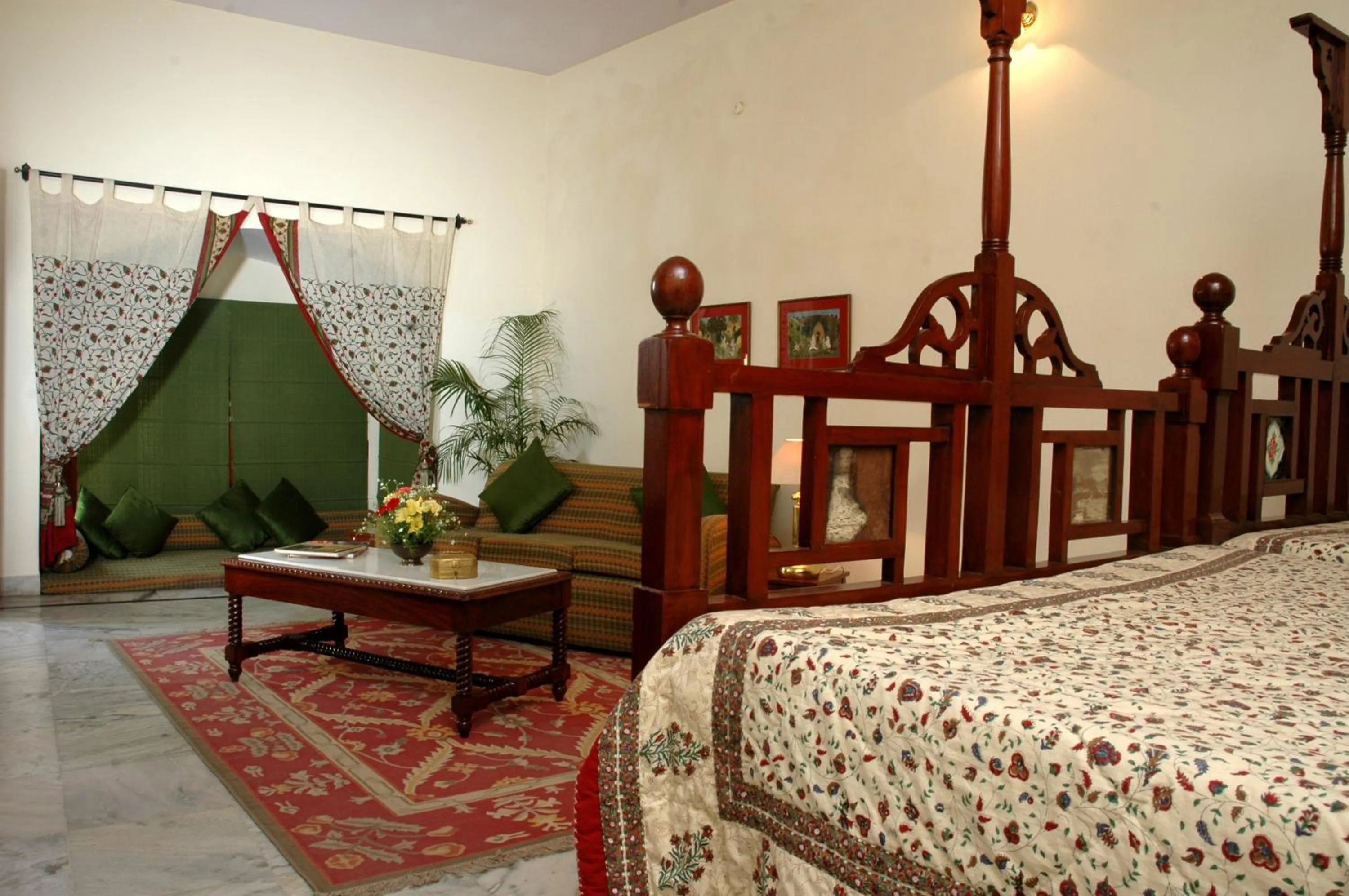 Photo of the whole room, Bed in Mandawa Haveli