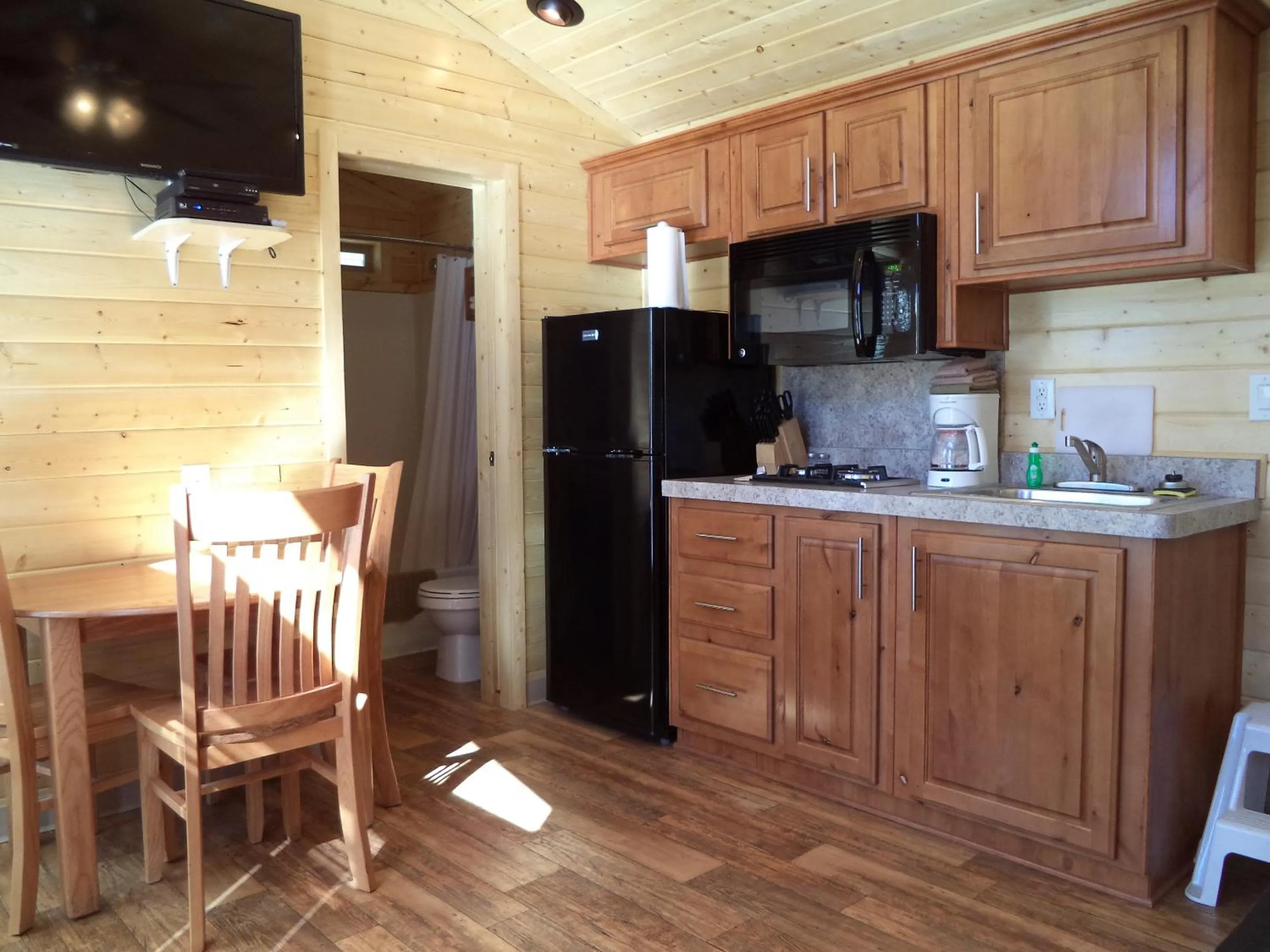Kitchen or kitchenette in Palm Springs Camping Resort Cabin 3