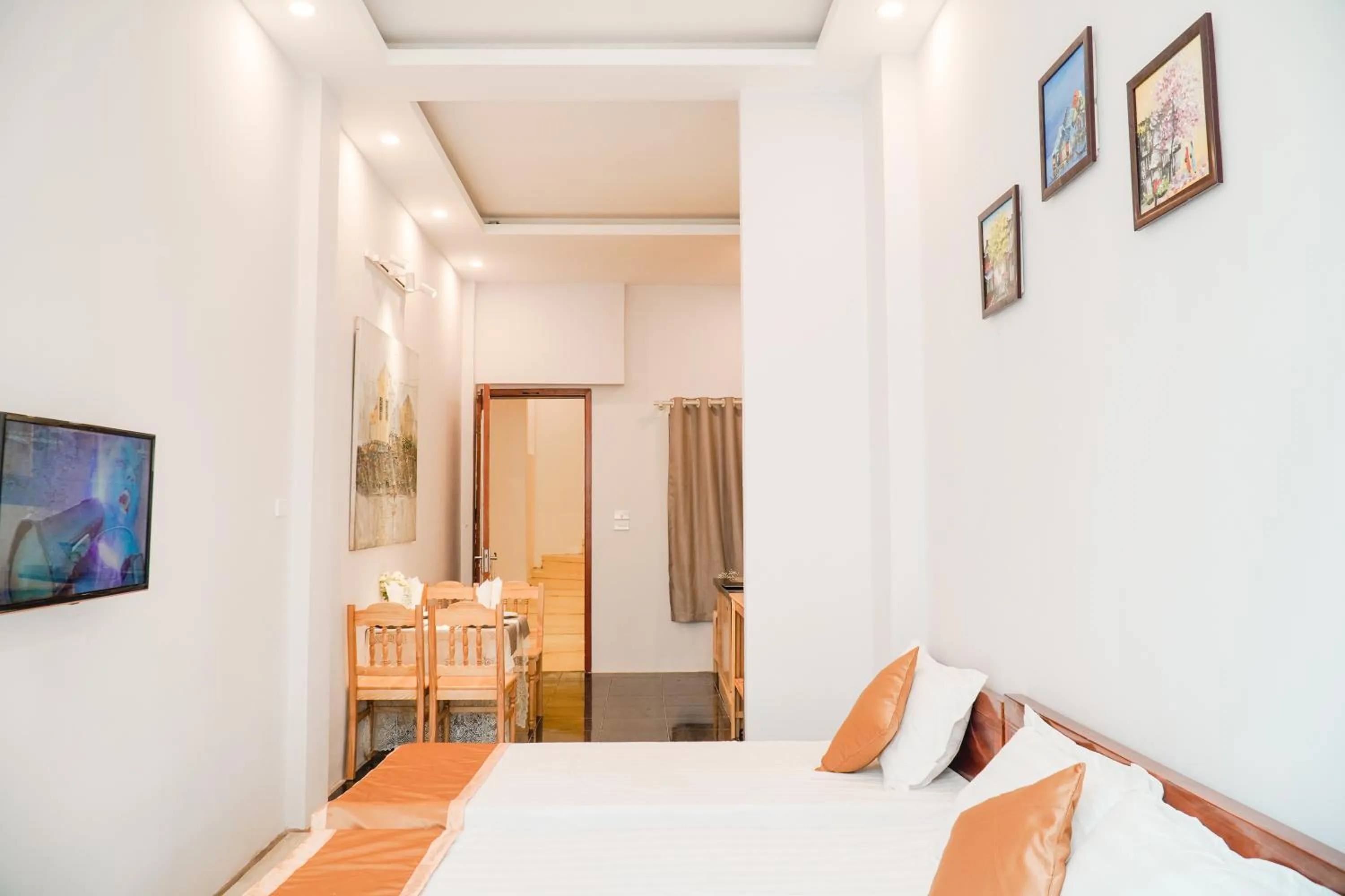 Communal lounge/ TV room, Bed in Thức at 3am - Old Quarter Hanoi Lotus