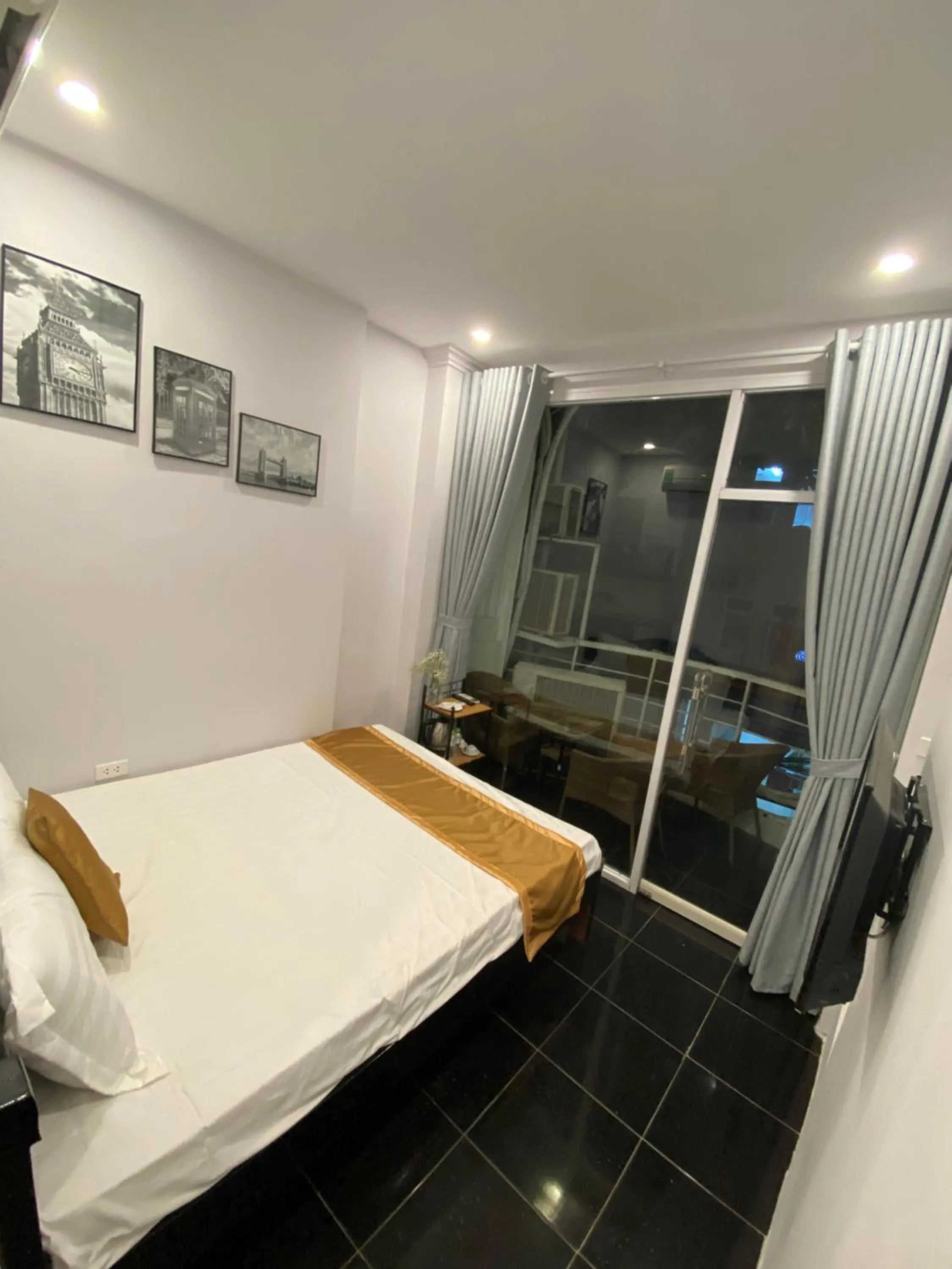 Photo of the whole room, Bed in Thức at 3am - Old Quarter Hanoi Lotus