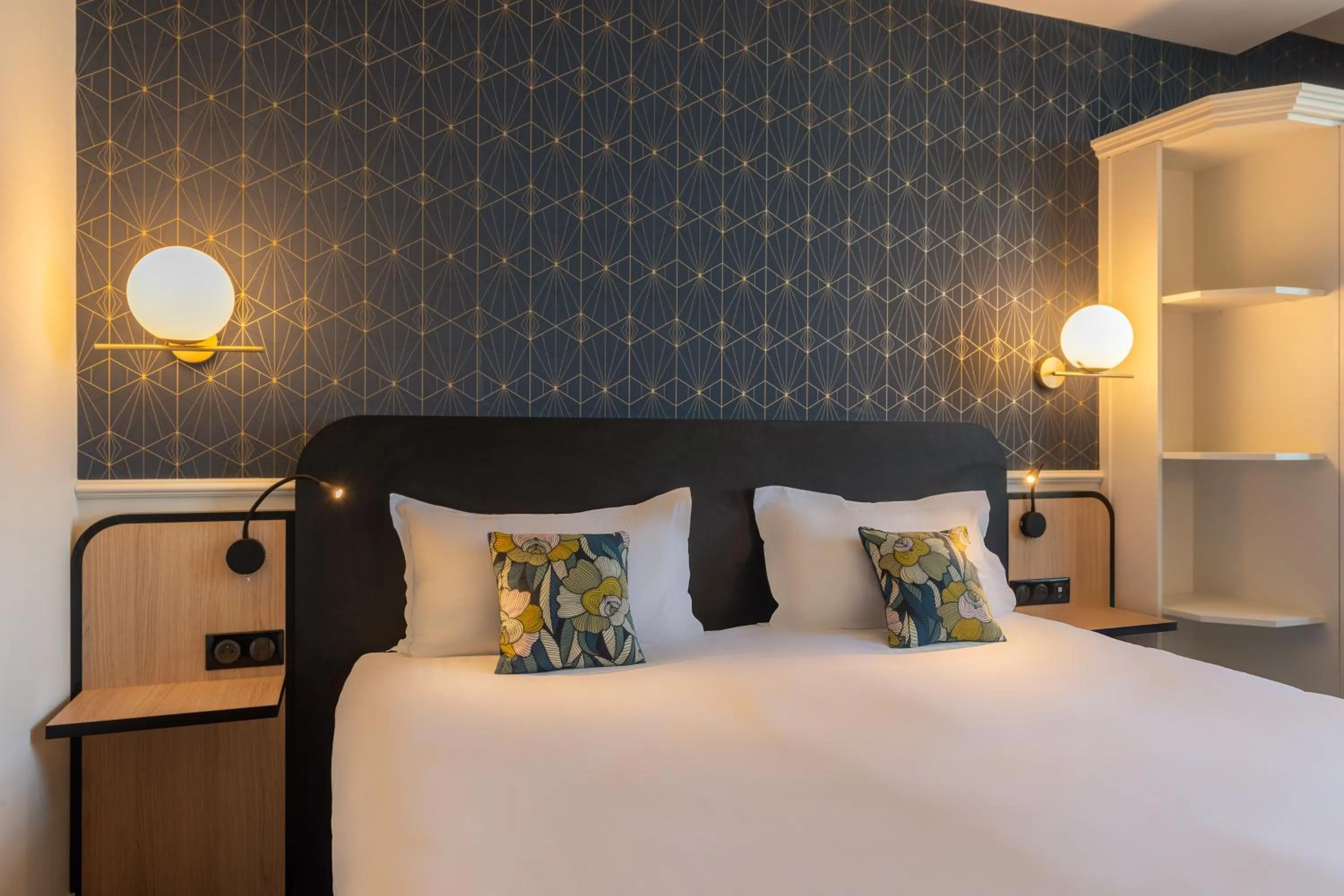 Bedroom, Bed in Hôtel Anne d'Anjou, The Originals Collection