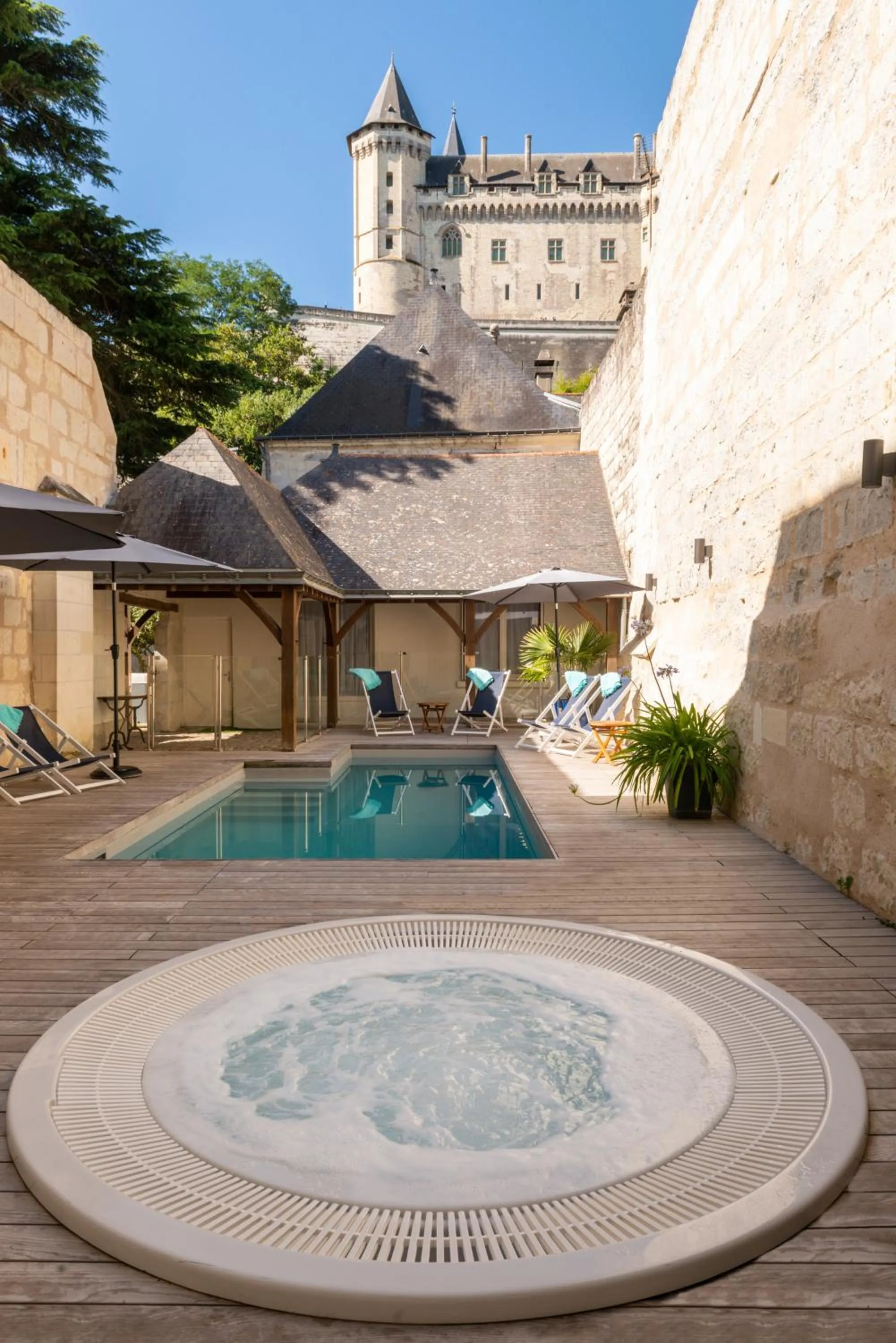 Swimming pool in Hôtel Anne d'Anjou, The Originals Collection