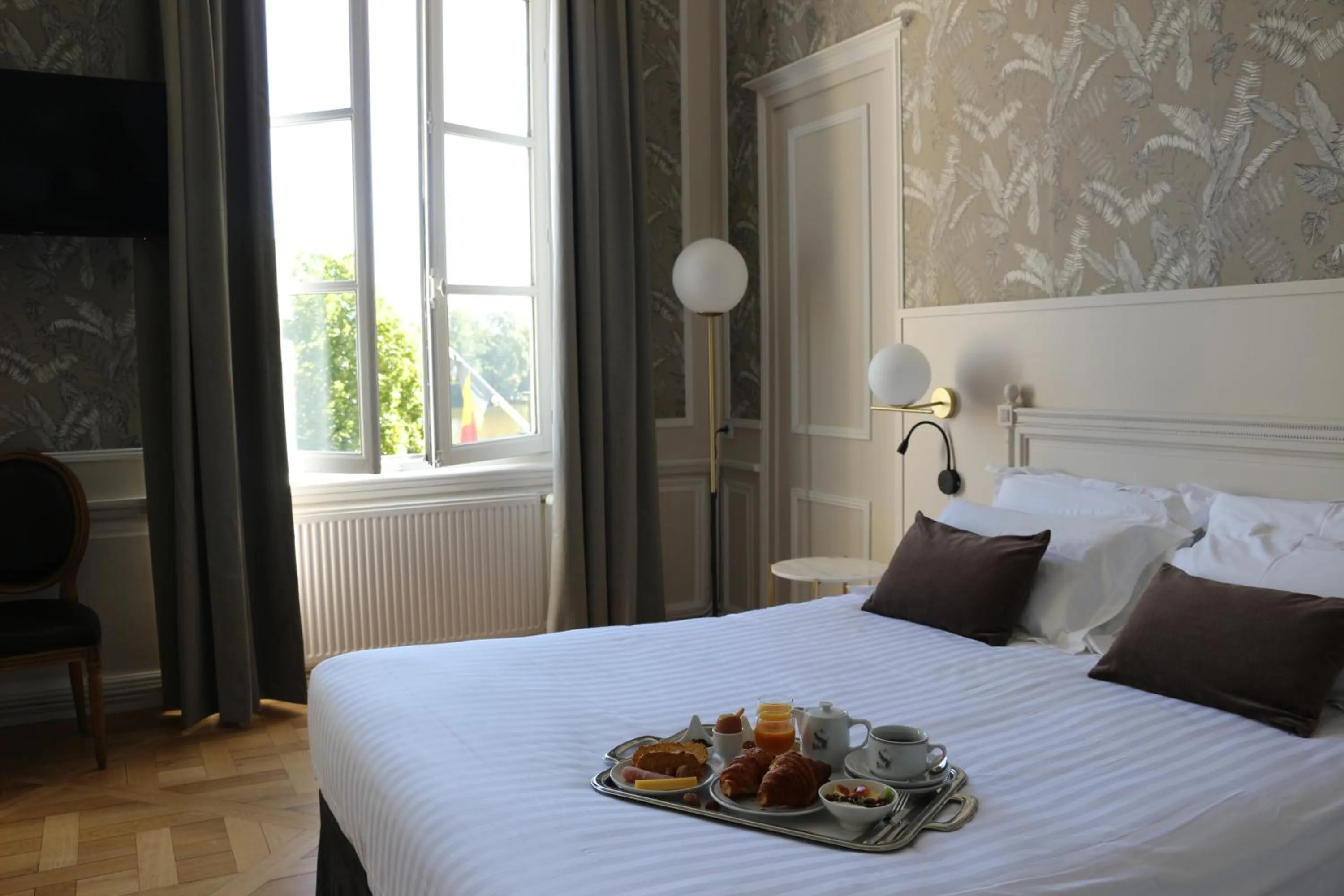 Bed in Hôtel Anne d'Anjou, The Originals Collection