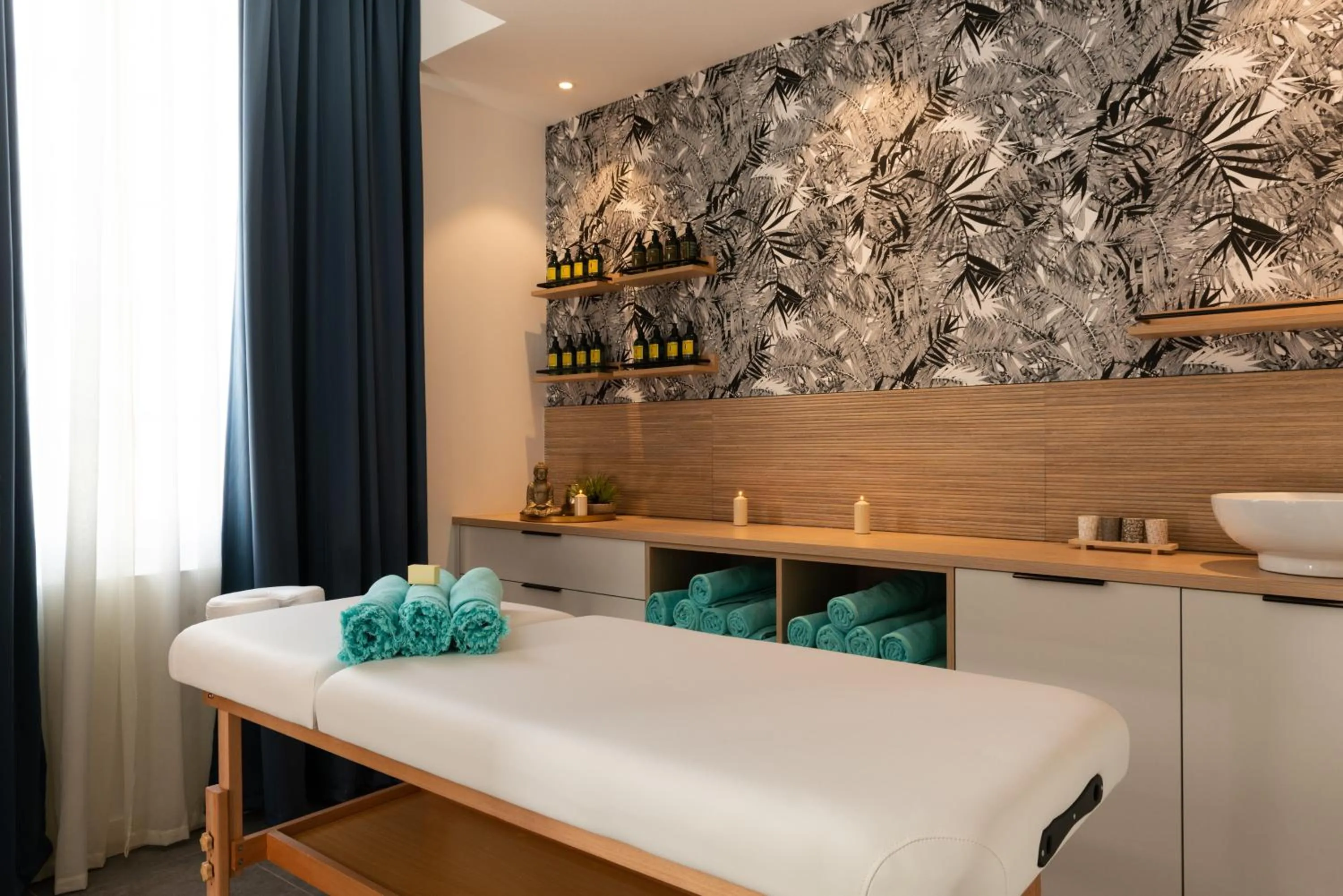 Massage in Hôtel Anne d'Anjou, The Originals Collection