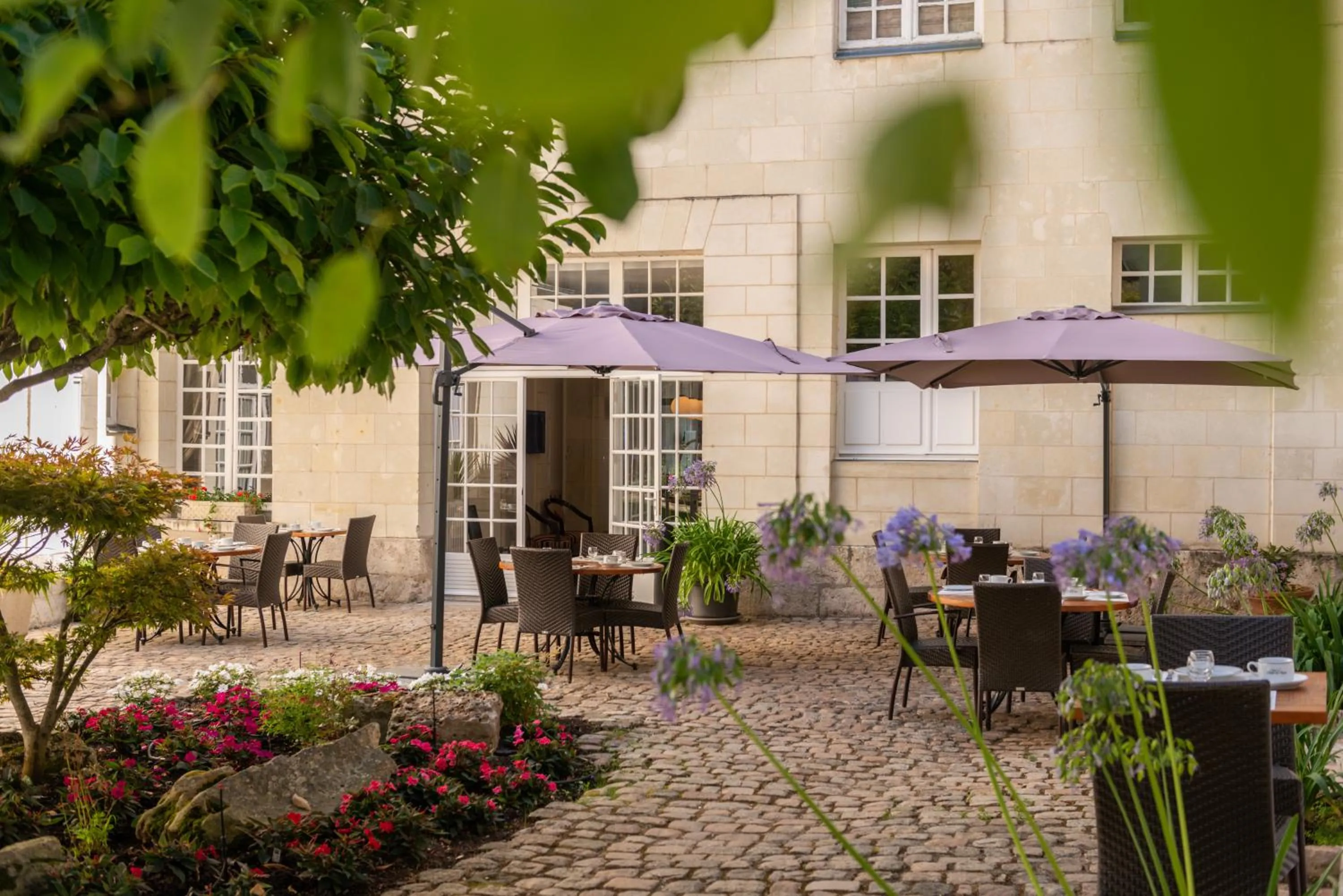 Patio in Hôtel Anne d'Anjou, The Originals Collection