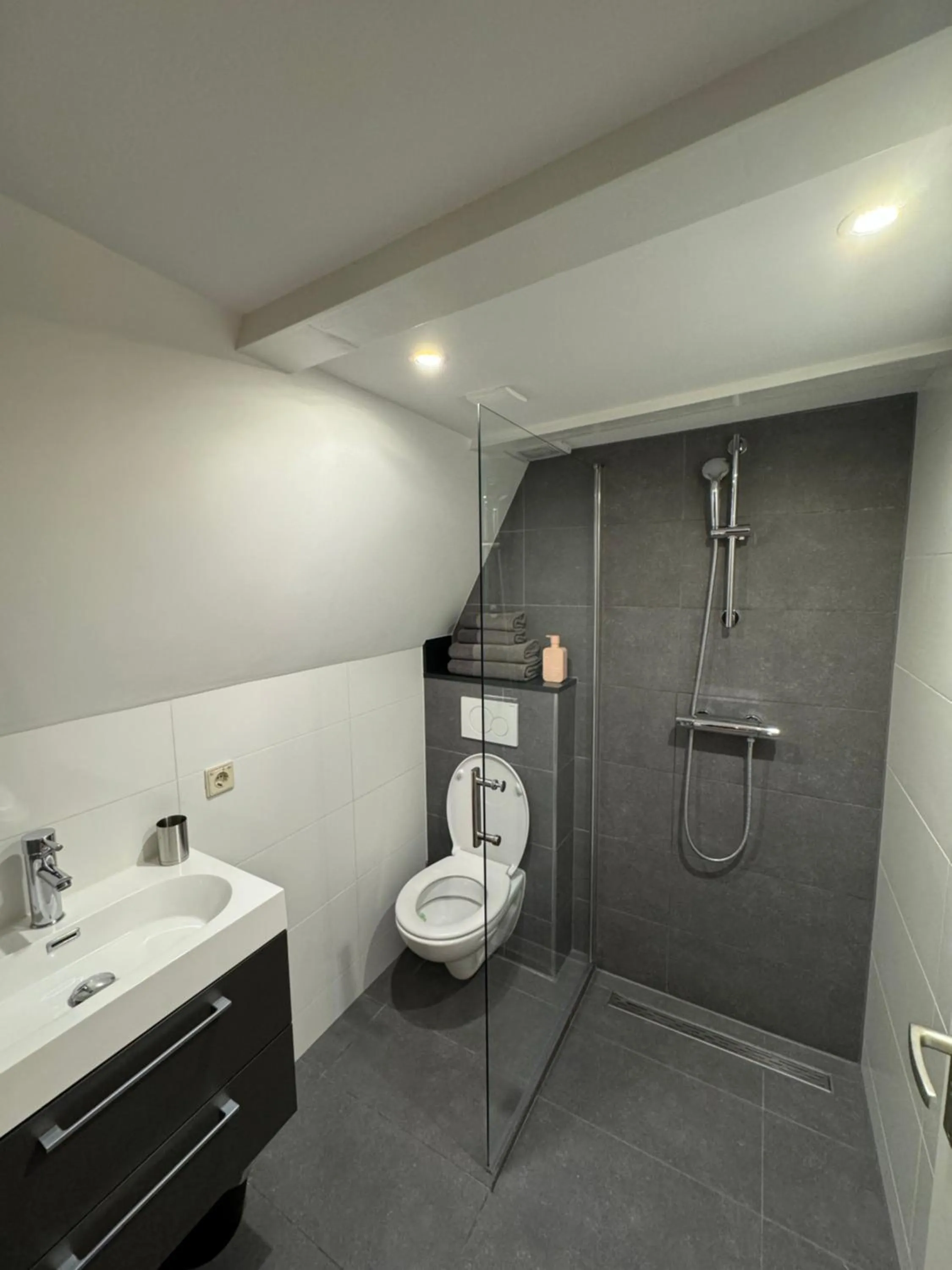 Shower in Nine Streets Inn