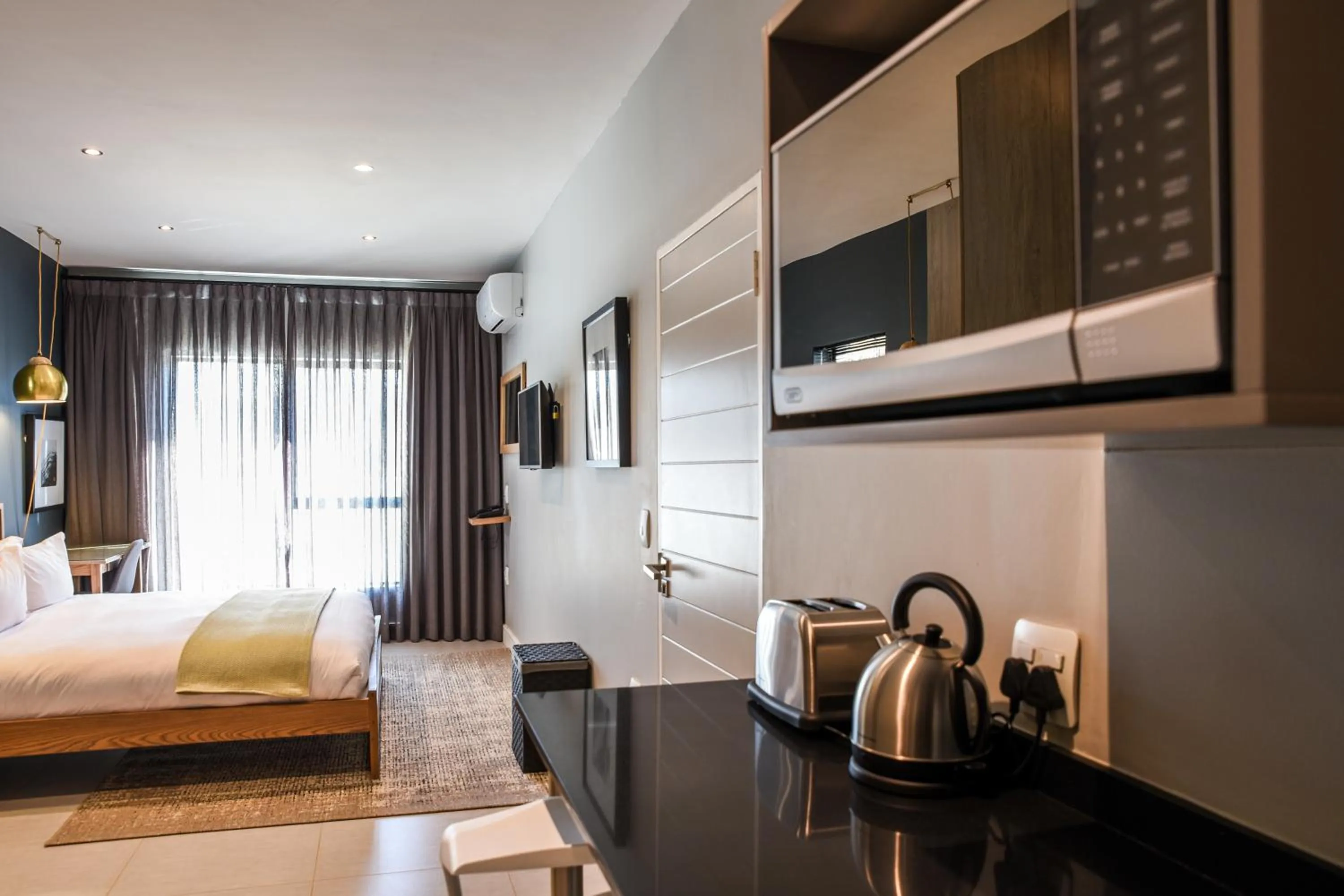 Coffee/tea facilities, Bed in Mint Hotel Sandhurst