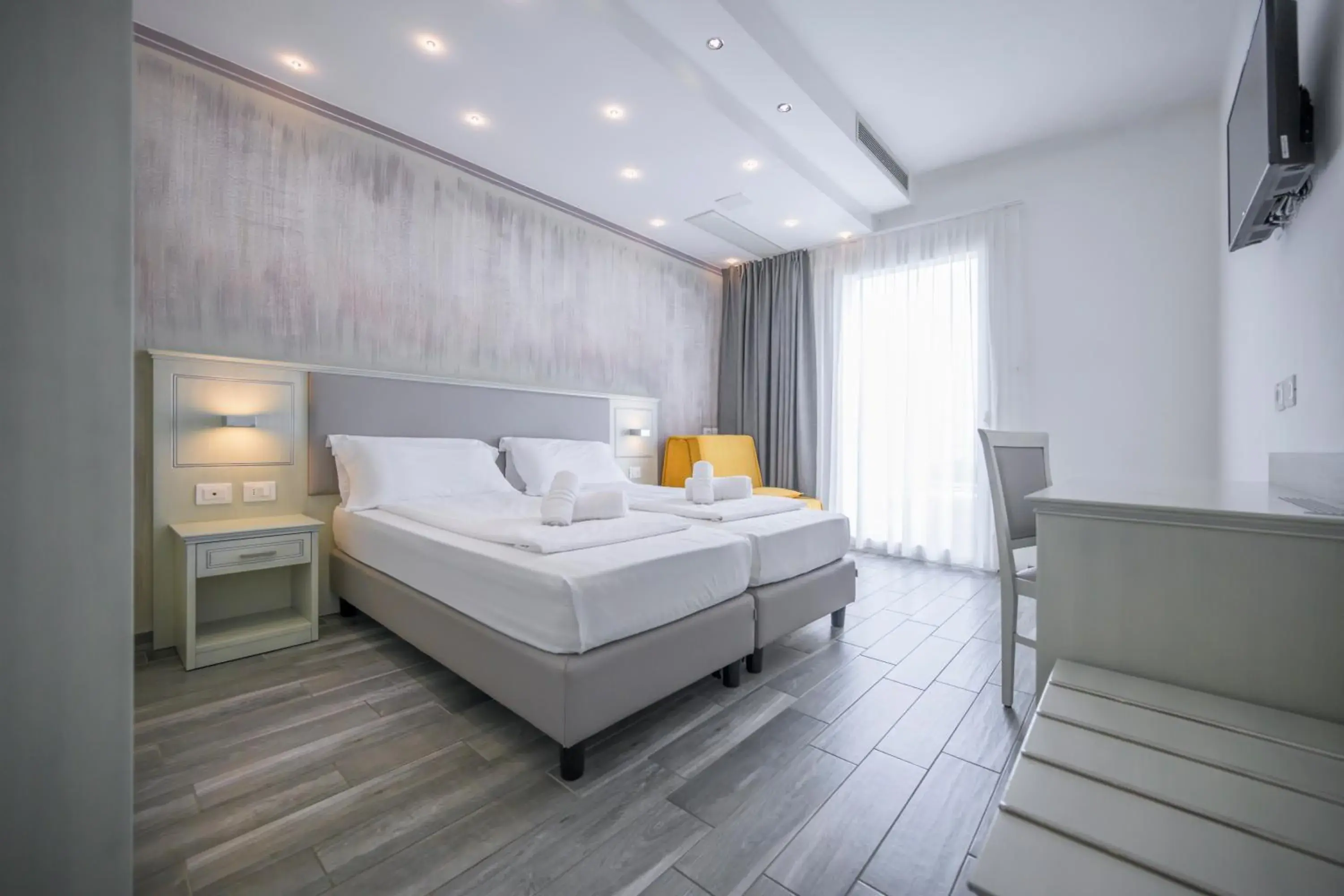 Deluxe Double or Twin Room with Lake View in Hotel Villa Paradiso Suite Deluxe Double or Twin Room with Lake View in Hotel Villa Paradiso Suite