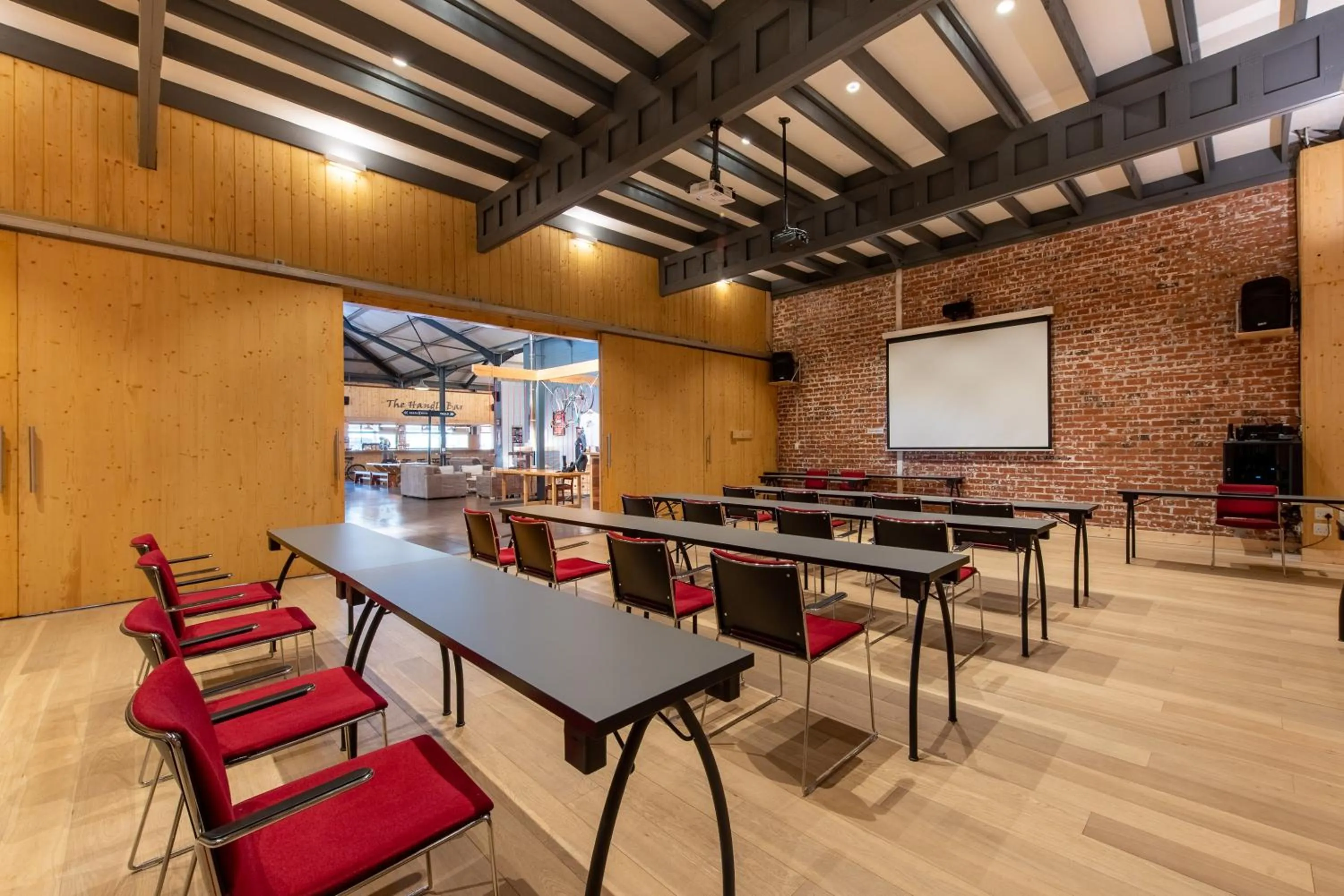 Business facilities in Trail's End