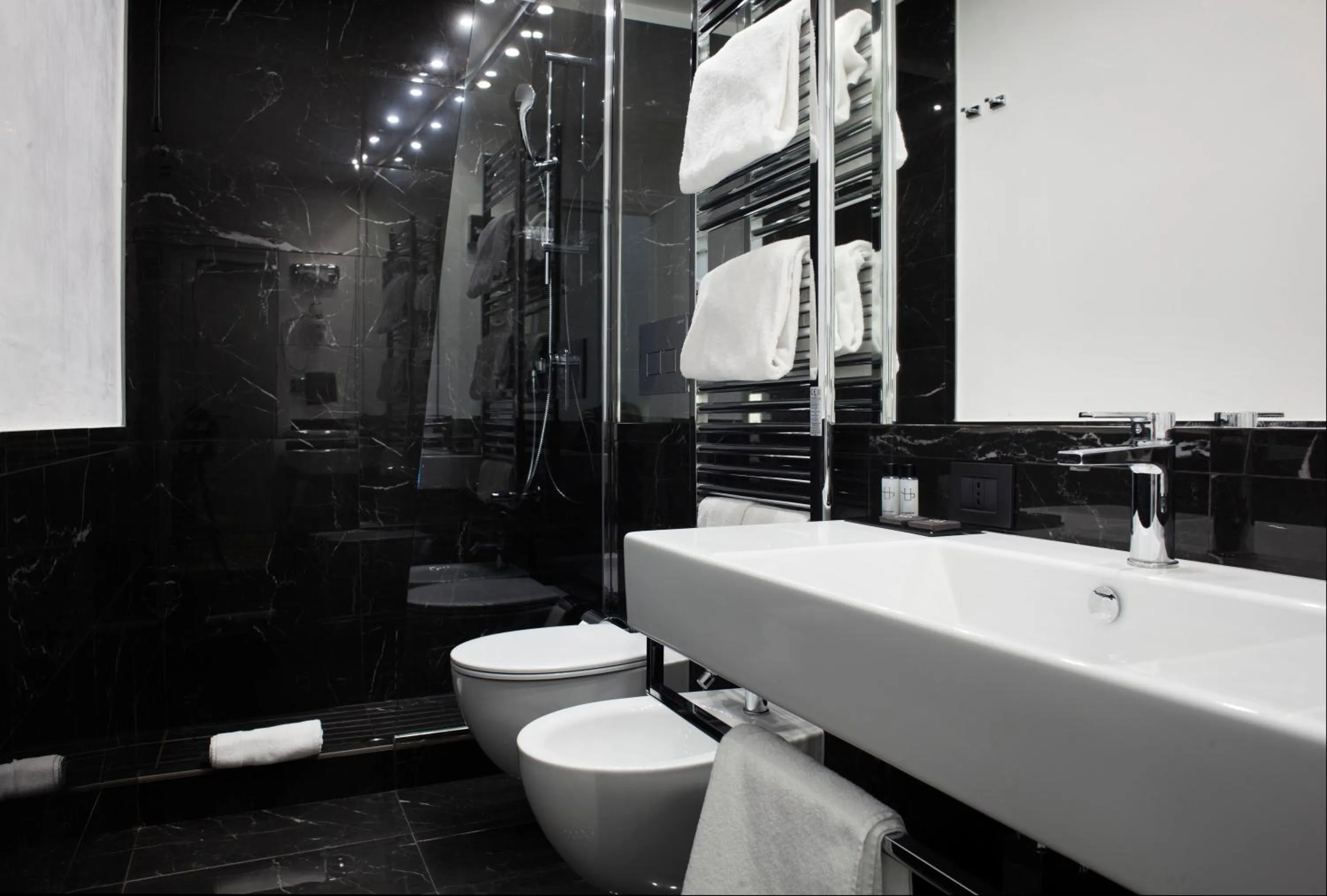 Shower in LHP Suite Napoli Parco Margherita