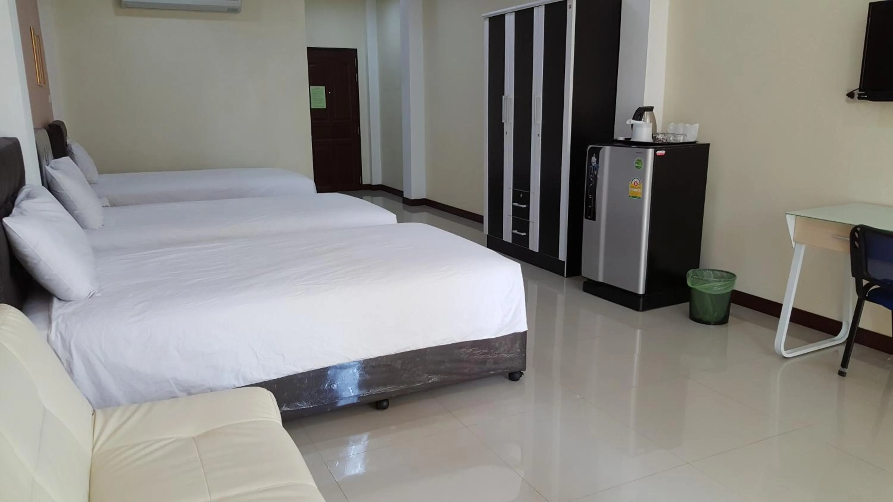 Bedroom, Bed in Charoensuk Grand Hotel