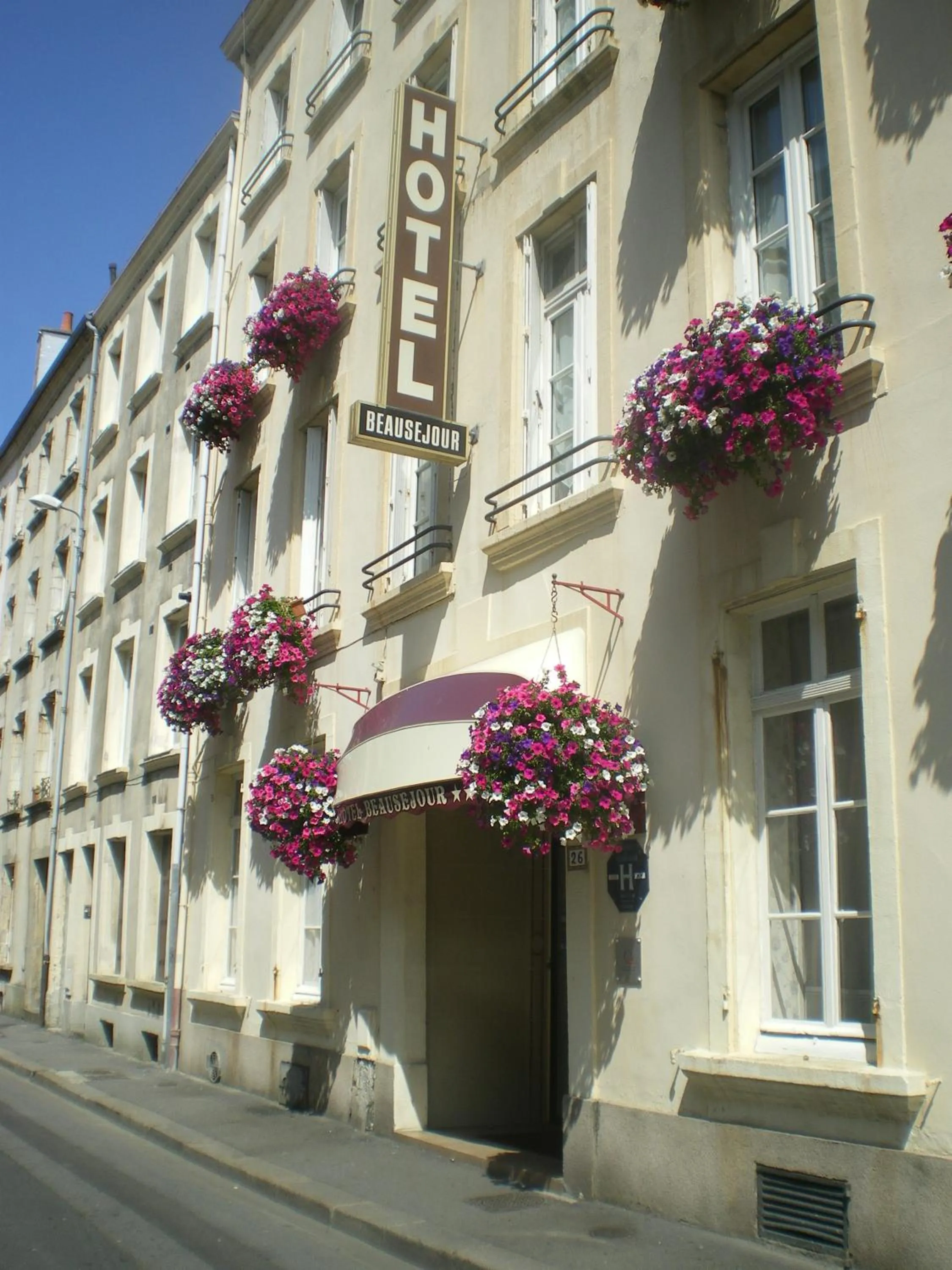 Facade/entrance in Cit'Hotel Hôtel Beauséjour