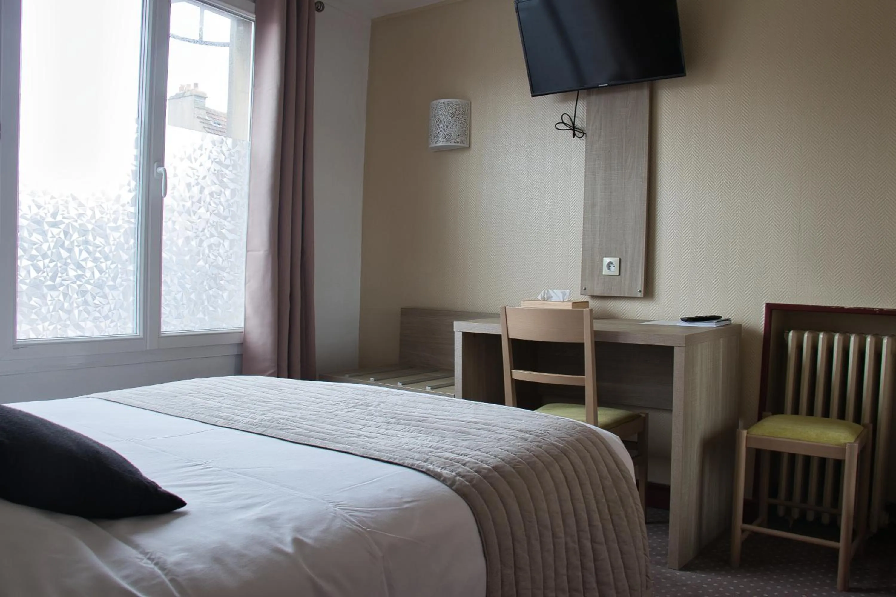 Bedroom, Bed in Cit'Hotel Hôtel Beauséjour