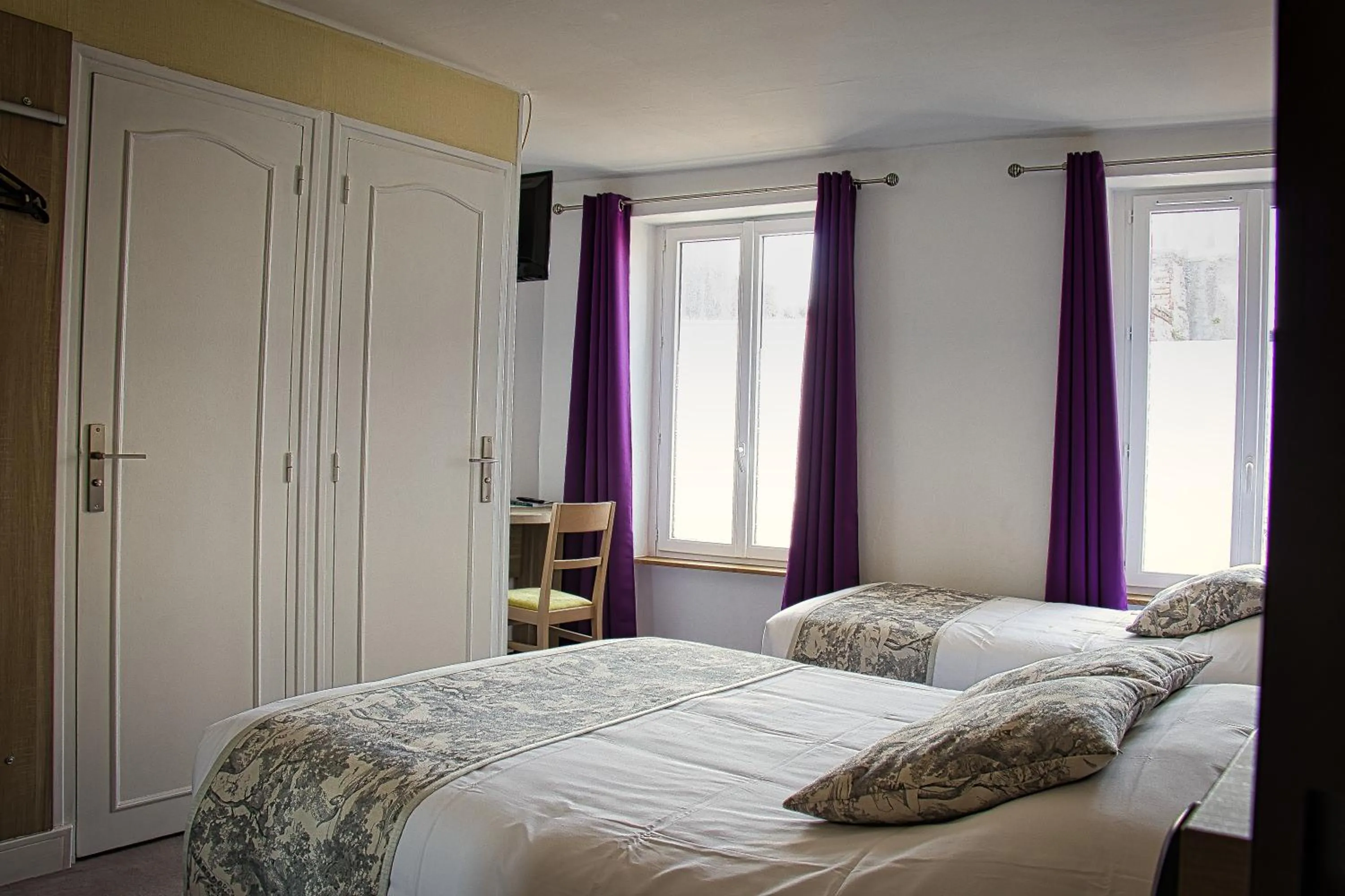 Bedroom, Bed in Cit'Hotel Hôtel Beauséjour