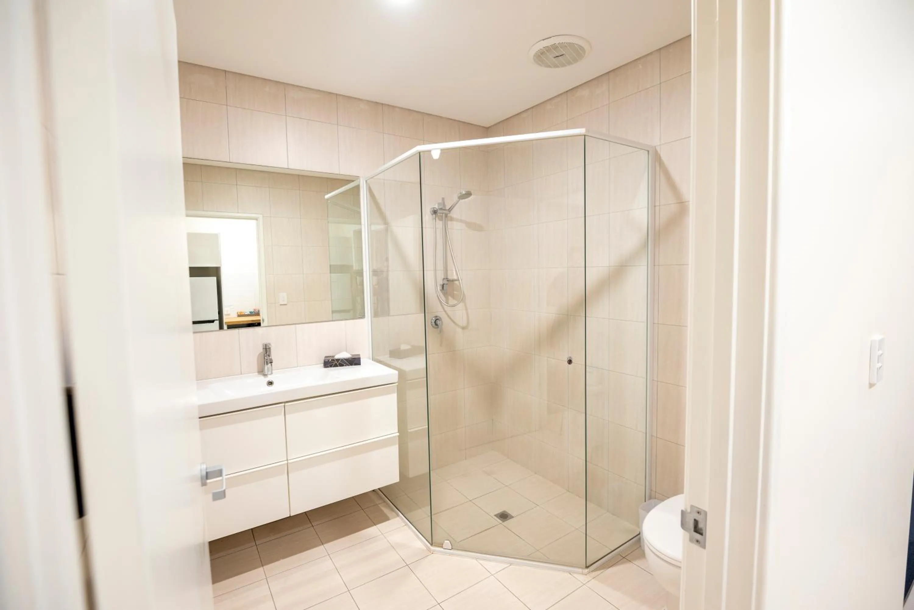 Shower in Bunbury Motel and Apartments