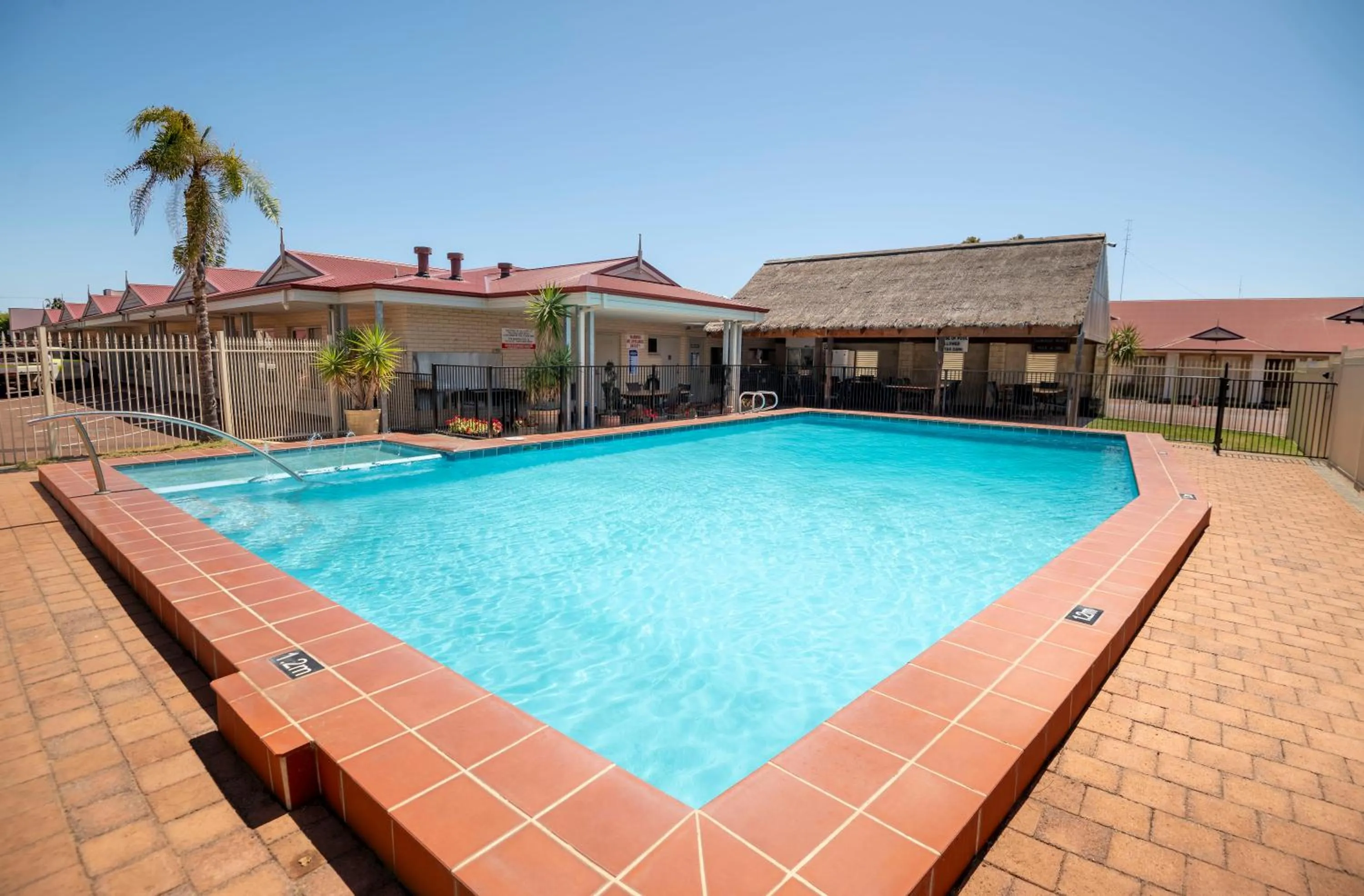 Swimming pool in Bunbury Motel and Apartments