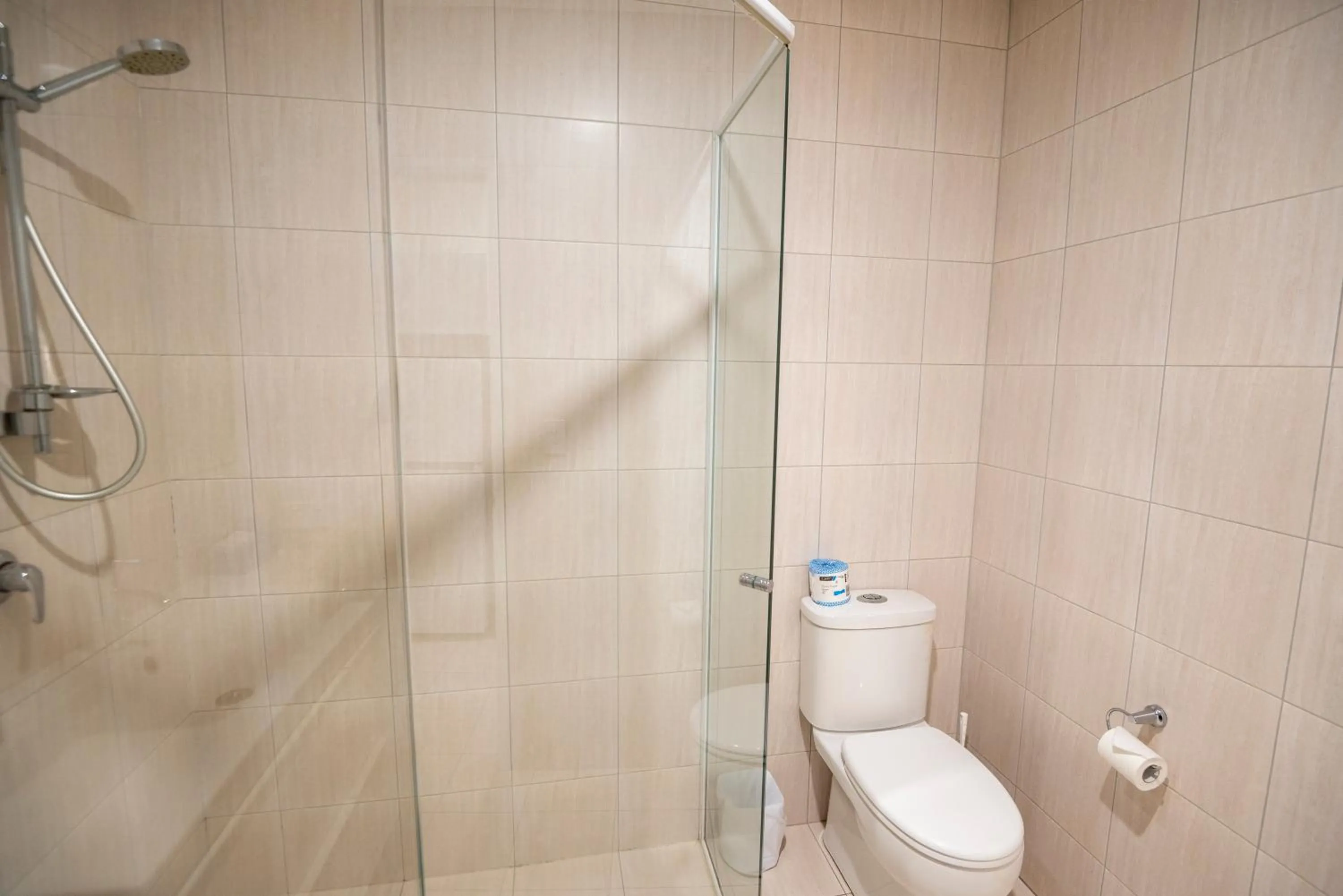 Shower in Bunbury Motel and Apartments