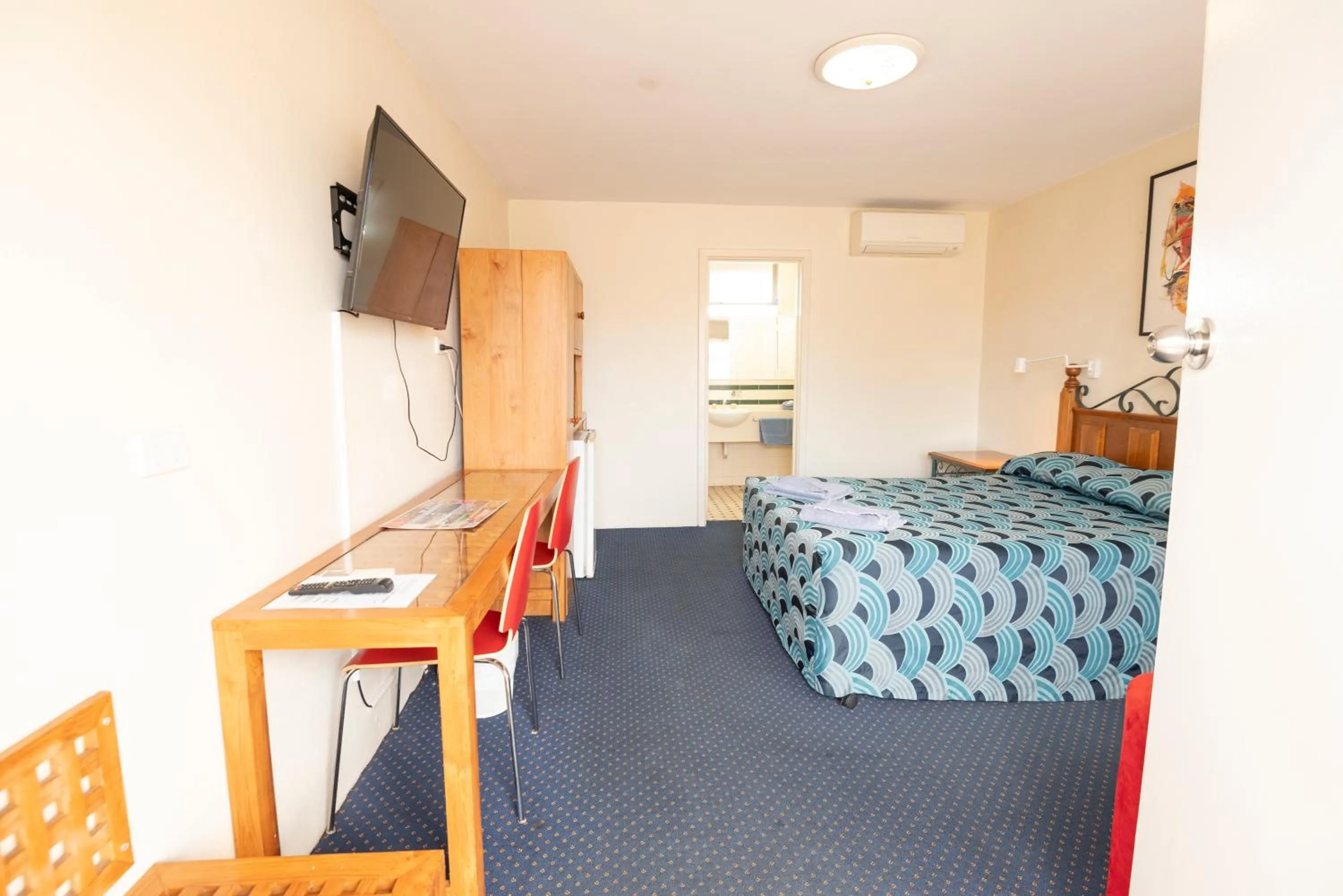 Bed in Bunbury Motel and Apartments