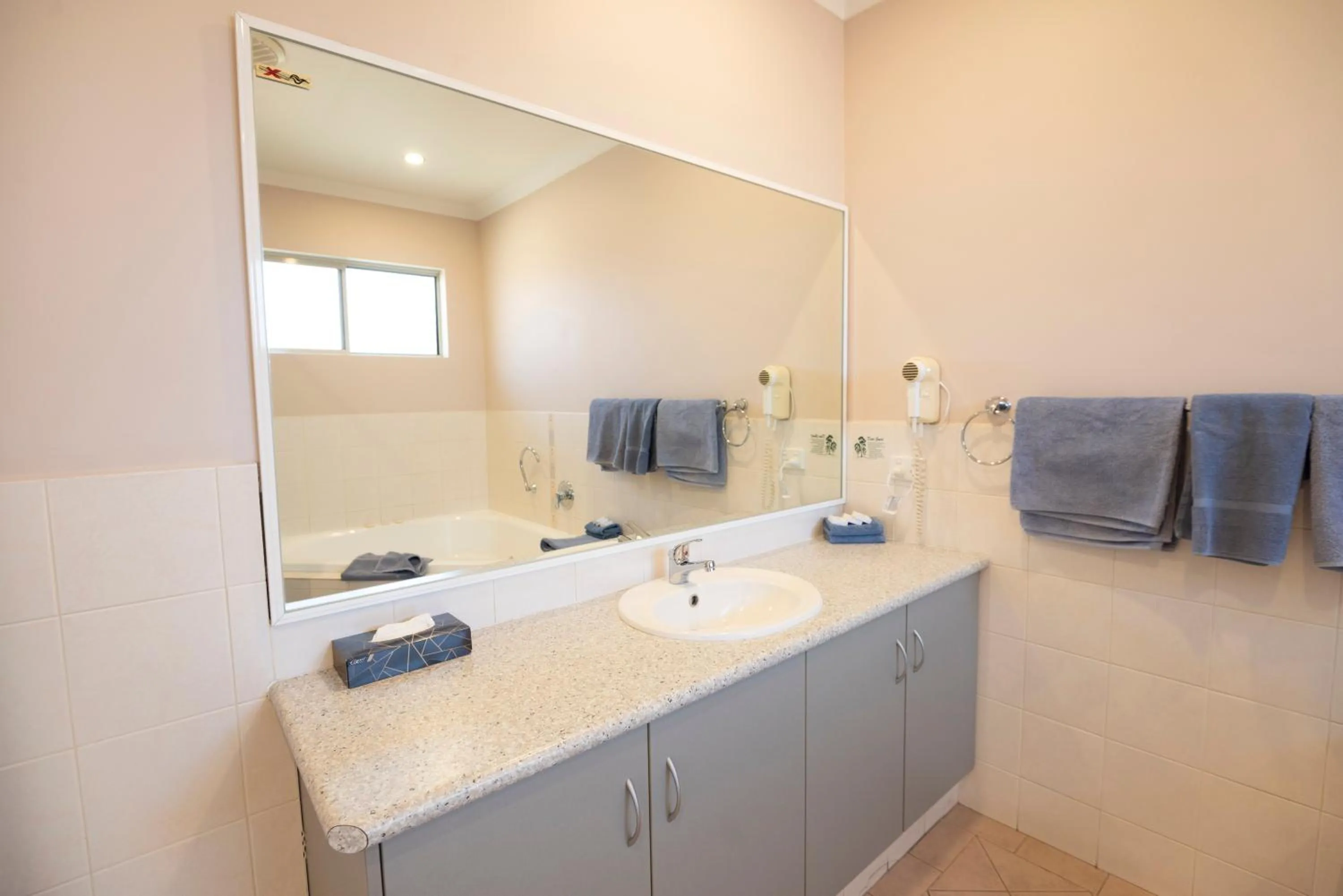 Bathroom in Bunbury Motel and Apartments