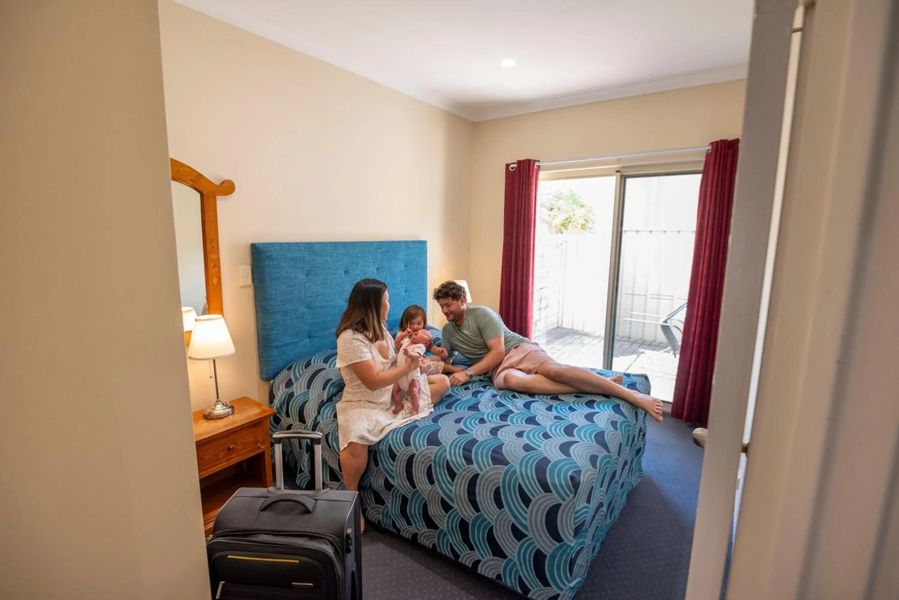 Standard Two Bedroom Apartment - Queen and Two Singles With Courtyard in Bunbury Motel and Apartments Standard Two Bedroom Apartment - Queen and Two Singles With Courtyard in Bunbury Motel and Apartments