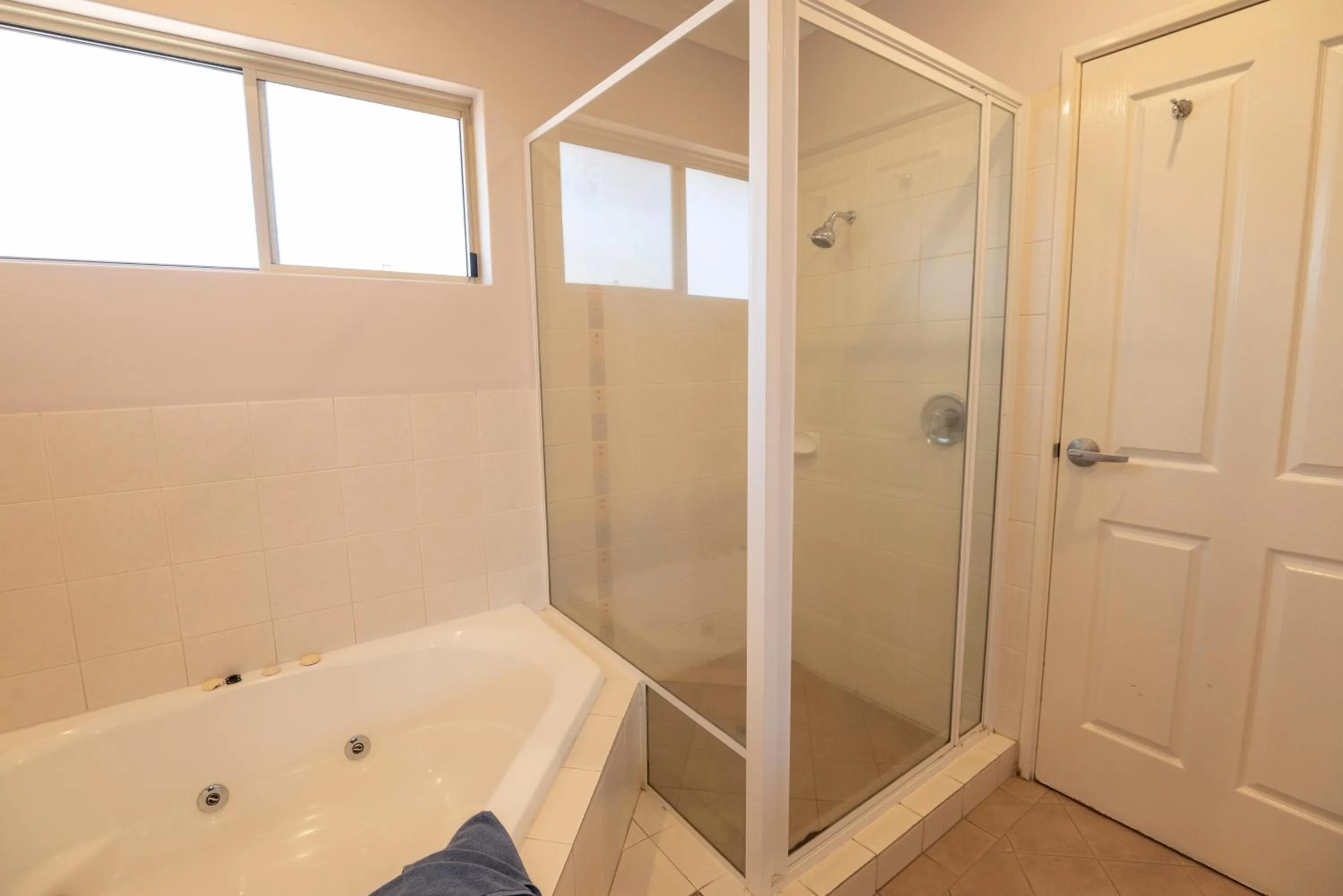 Shower in Bunbury Motel and Apartments