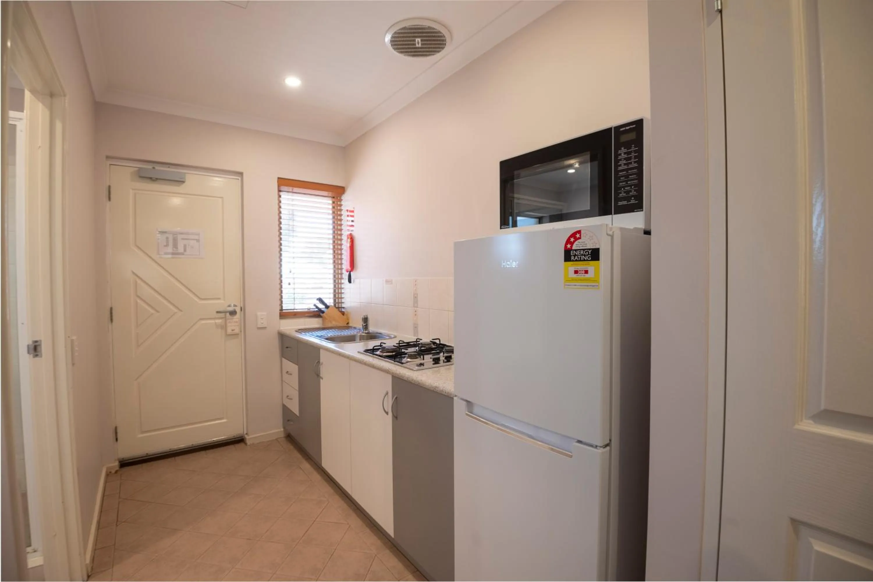 kitchen in Bunbury Motel and Apartments