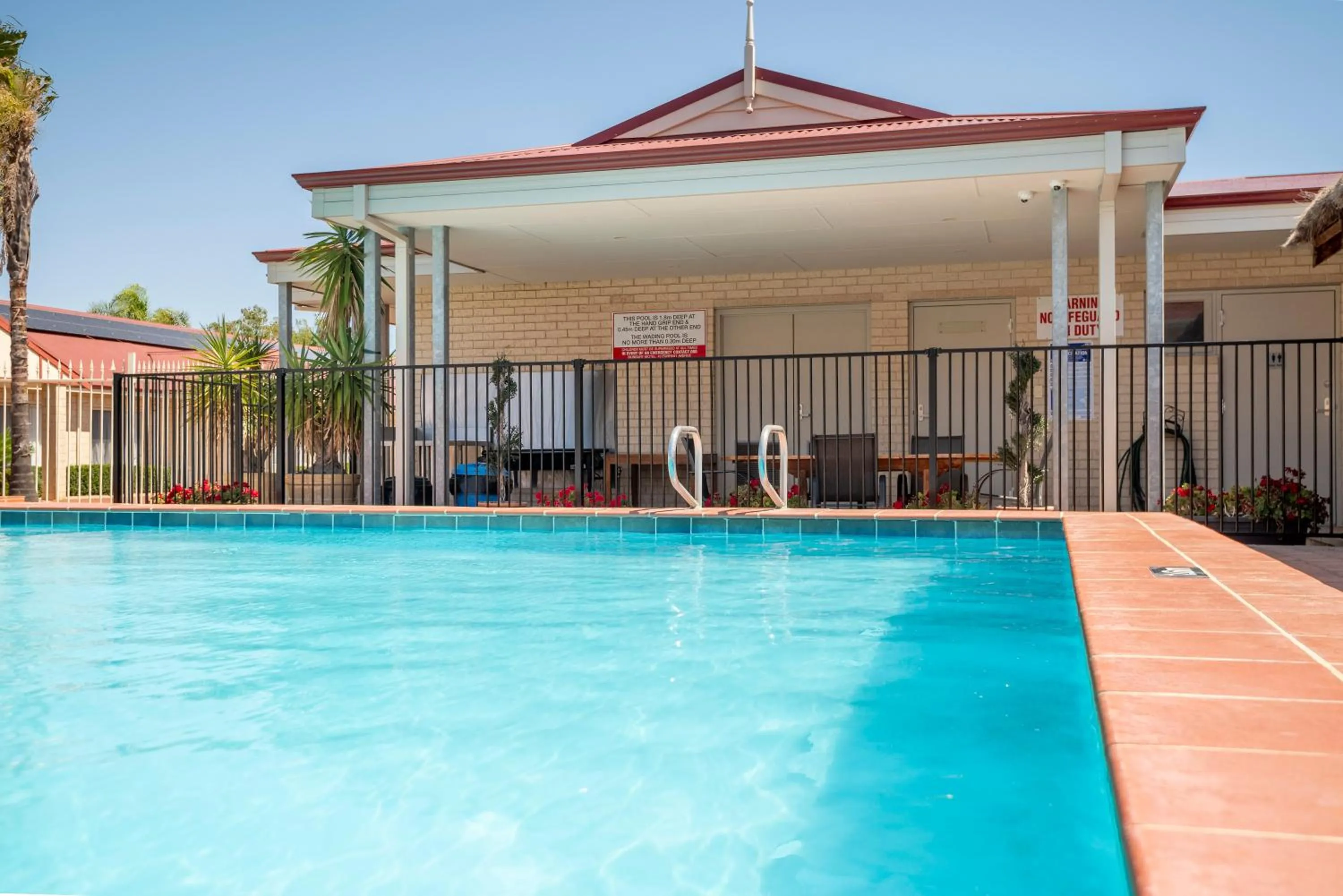 Swimming pool in Bunbury Motel and Apartments